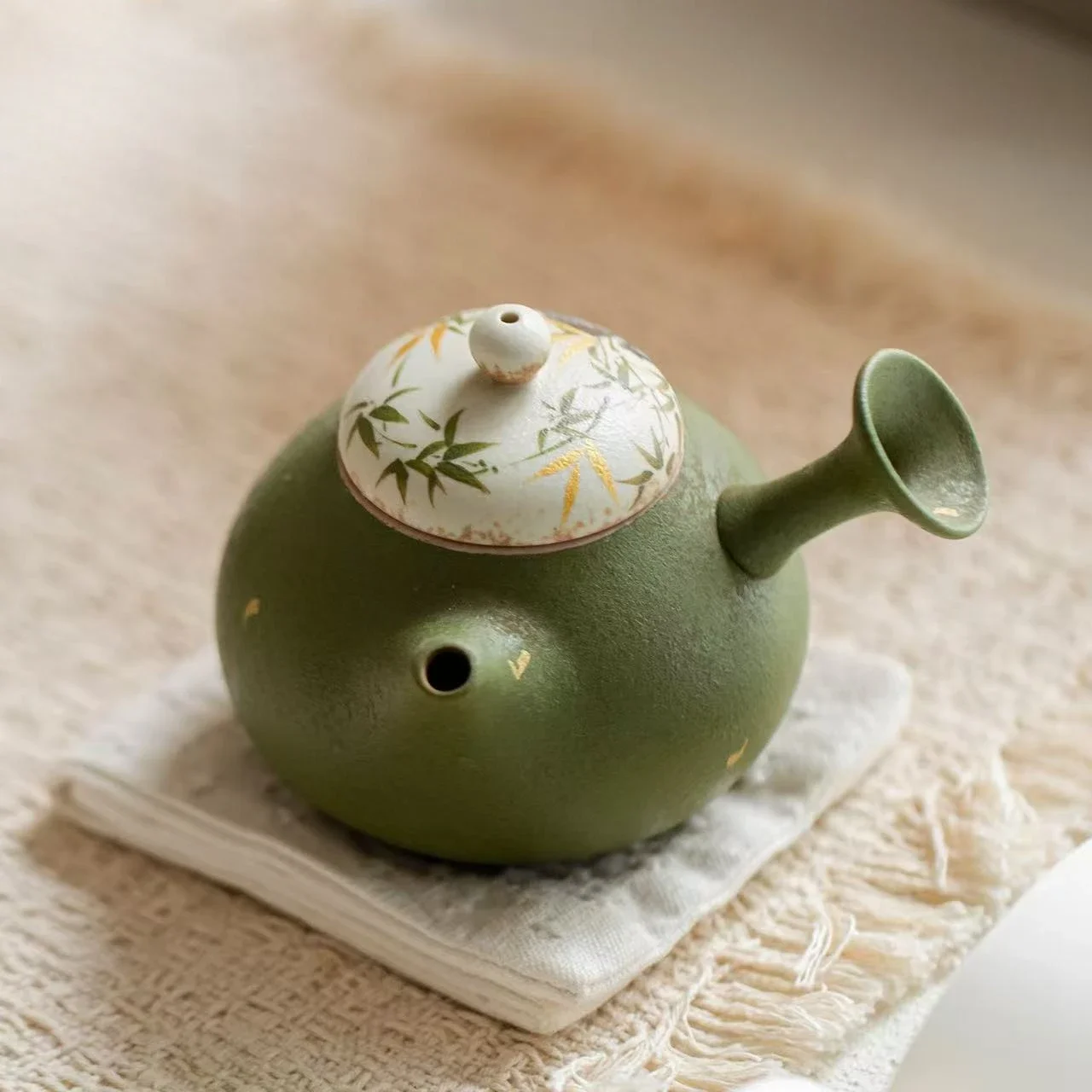 140ML Green Orange Hand-painted Golden Bamboo Antique Ceramic Teapot Japanese Side Handle Pot KungFu TeaSet Hand-held Pot Teapot
140ML Green Orange Hand-painted Golden Bamboo Antique Ceramic Teapot Japanese Side Handle Pot KungFu TeaSet Hand-held Pot Teapot