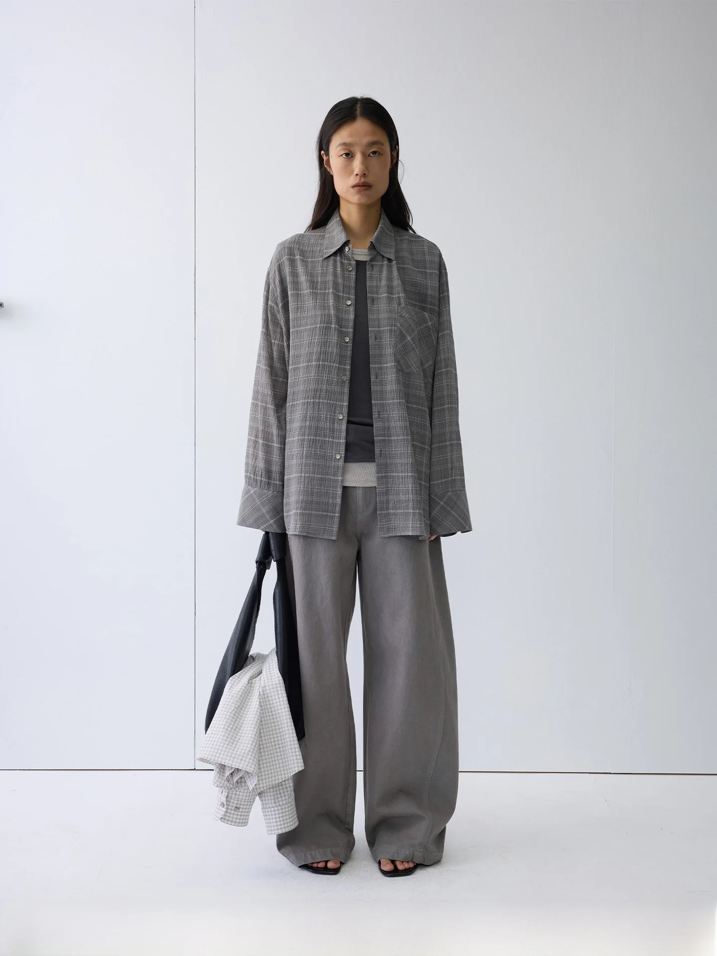 Lightweight Loose Women's Cotton irt with Plaid Pattern Strong Twist Yarn Crease Texture oulder Drop Design Summer Faion
Lightweight Loose Women's Cotton irt with Plaid Pattern Strong Twist Yarn Crease Texture oulder Drop Design Summer Faion