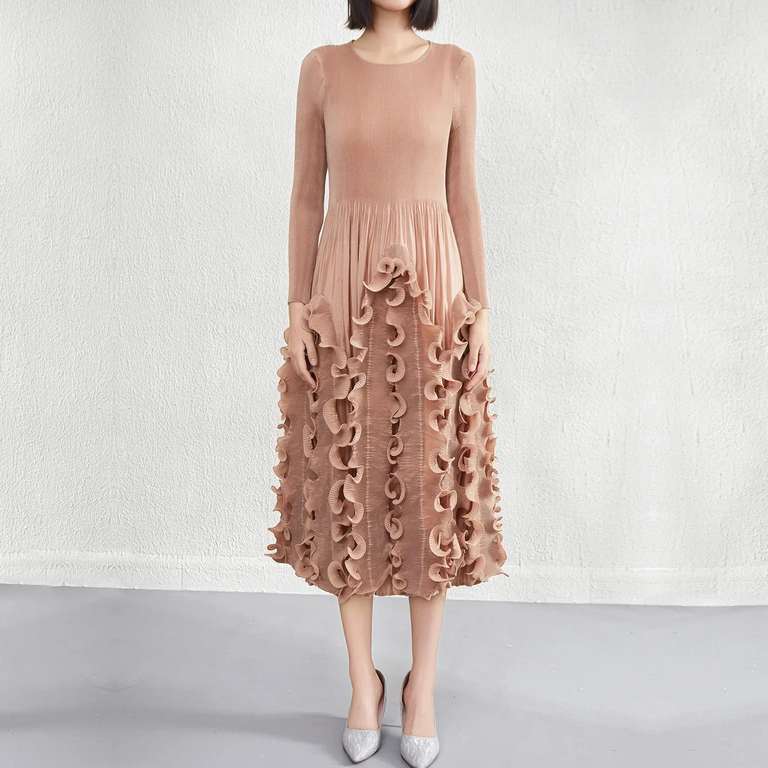 Fold Miyake 2025 Spring Festival Vintage Long Skirt Ladies New Style Crew-Neck Long-sleeved Dress
Fold Miyake 2025 Spring Festival Vintage Long Skirt Ladies New Style Crew-Neck Long-sleeved Dress