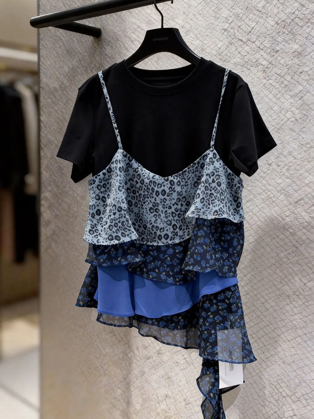 Summer Floral Print Camisole And Short Sleeve Top Set Women's Fashion Retro Style Breathable Lightweight High Waist Pants
Summer Floral Print Camisole And Short Sleeve Top Set Women's Fashion Retro Style Breathable Lightweight High Waist Pants