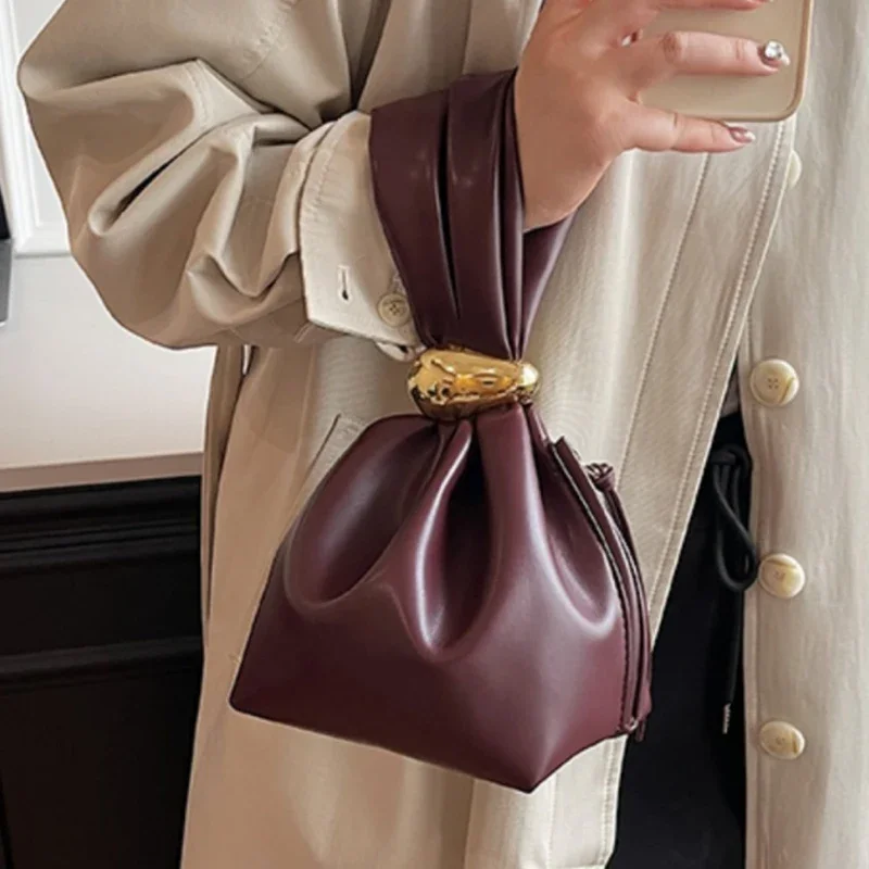 Design Mini Pu Leather Dumpling Niche Clutch Bags for Women Fashion Knotted Female Retro Shoulder Bag Wrist Handbags and Purses
Design Mini Pu Leather Dumpling Niche Clutch Bags for Women Fashion Knotted Female Retro Shoulder Bag Wrist Handbags and Purses