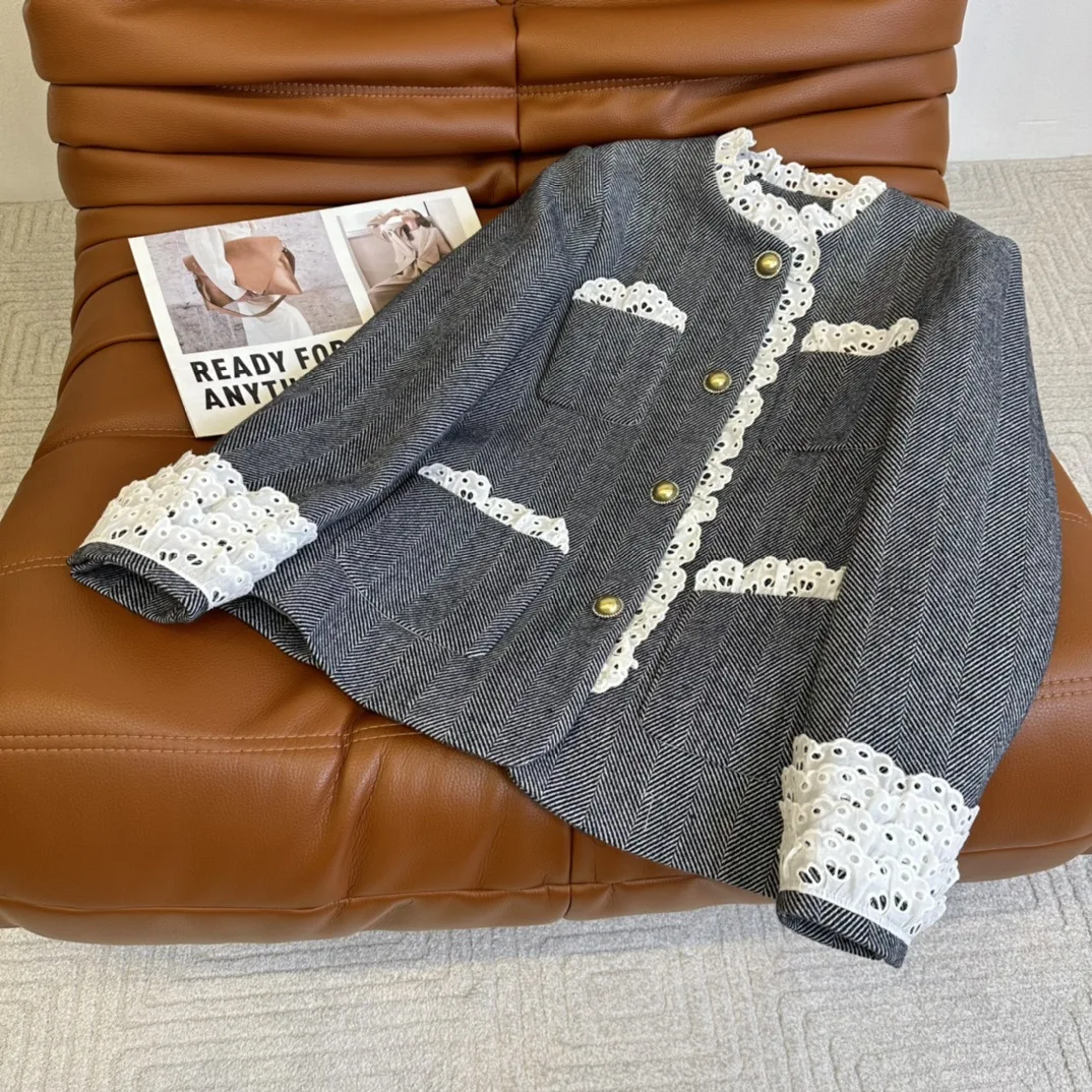 2025 Early Spring French Retro Lace Splicing Decoration Wool Herringbone Coat coat women denim jacket
2025 Early Spring French Retro Lace Splicing Decoration Wool Herringbone Coat coat women denim jacket
