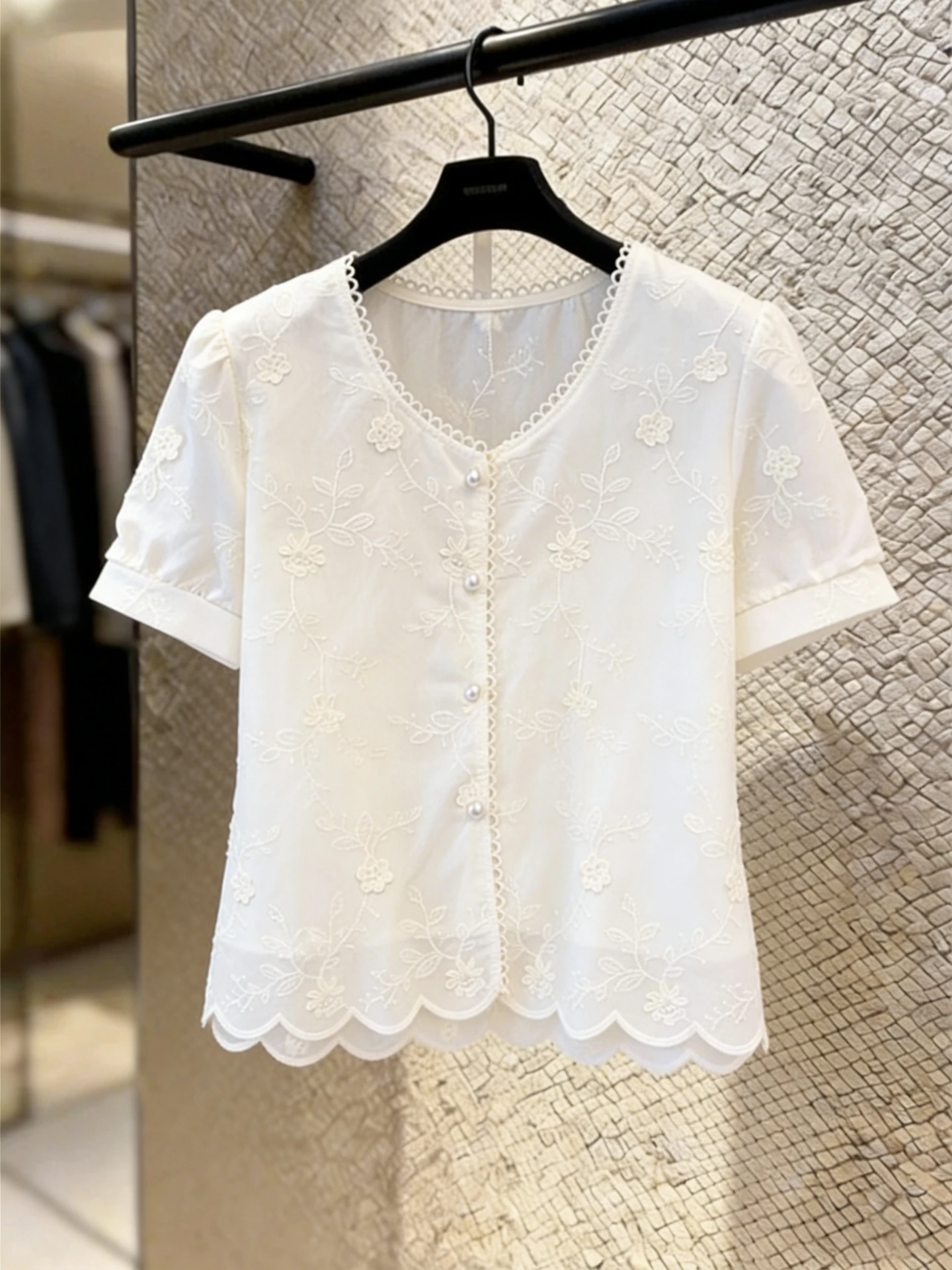 Elegant Embroidered Lace Trim Short Sleeve Shirt Women's Summer 2026 New Unique Stylish High-End Slimming Top Fashion Design
Elegant Embroidered Lace Trim Short Sleeve Shirt Women's Summer 2026 New Unique Stylish High-End Slimming Top Fashion Design