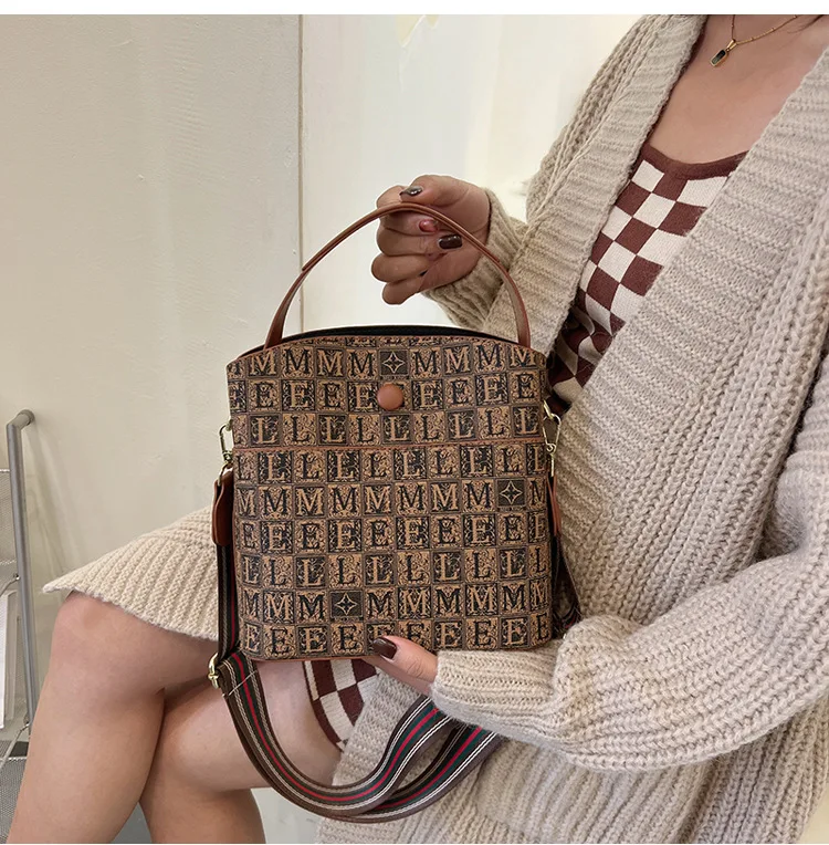 Niche Design Small Bag Women's Bag 2022 New Fashion Autumn and Winter Ins Shoulder Crossbody Bag Fashionable Bucket Bag
Niche Design Small Bag Women's Bag 2022 New Fashion Autumn and Winter Ins Shoulder Crossbody Bag Fashionable Bucket Bag