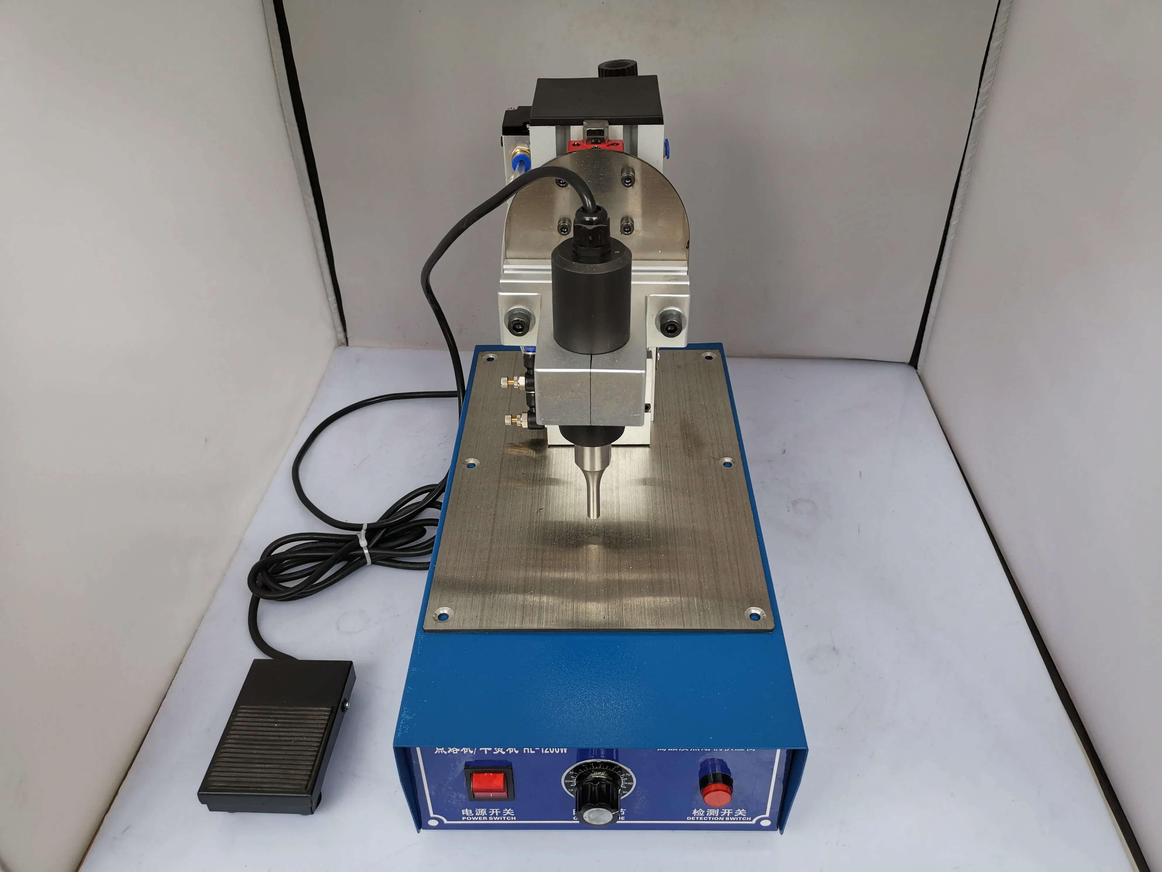 35K 1200W Foot-operated pneumatic ultrasonic spot welding machine mask ear band Non-woven fabric spot welding machine
35K 1200W Foot-operated pneumatic ultrasonic spot welding machine mask ear band Non-woven fabric spot welding machine