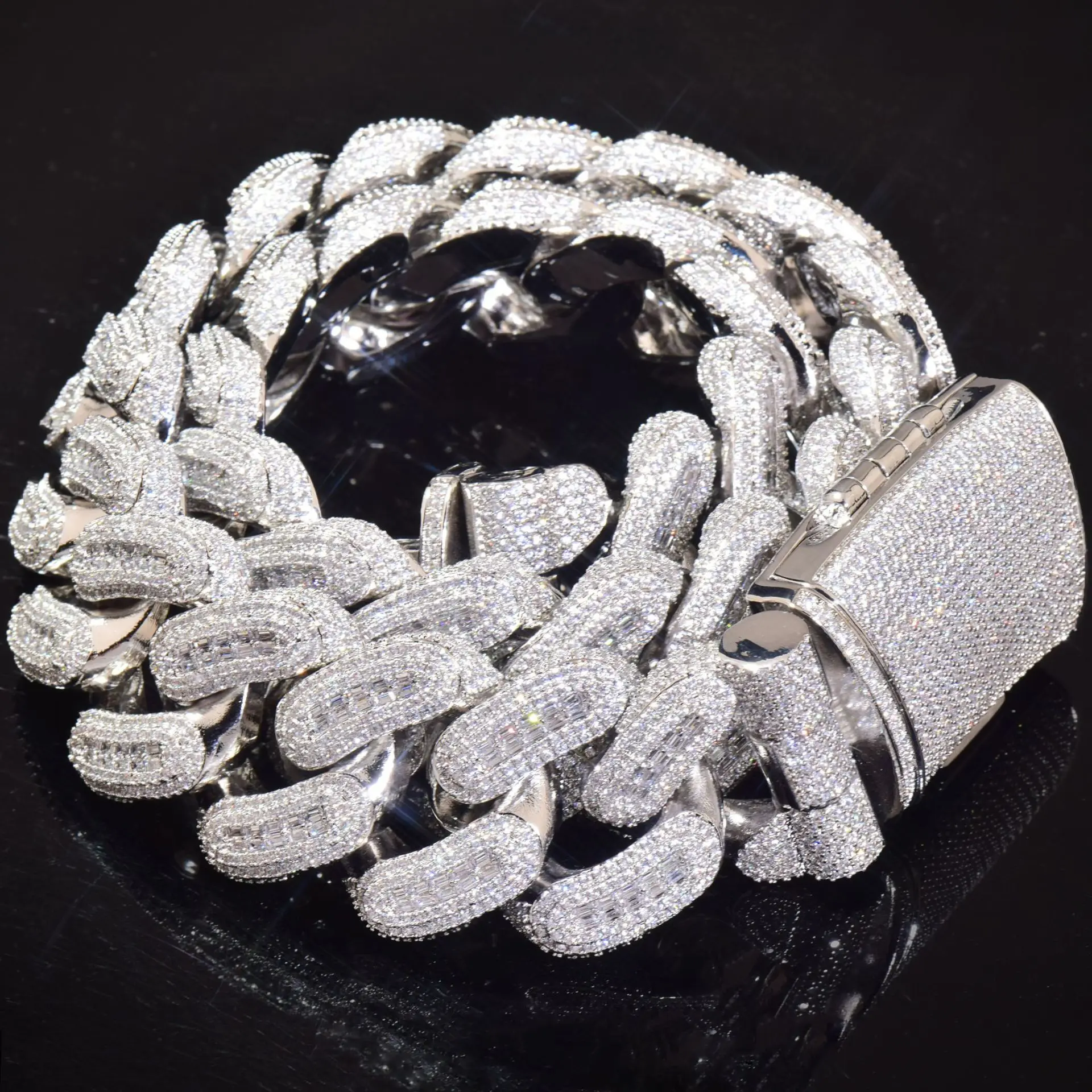 18K Gold Plated 28mm Copper Inlaid Diamond Miami Bracelet, Cuban Chain, Moroccan Necklace, Unisex Jewelry Accessories
18K Gold Plated 28mm Copper Inlaid Diamond Miami Bracelet, Cuban Chain, Moroccan Necklace, Unisex Jewelry Accessories