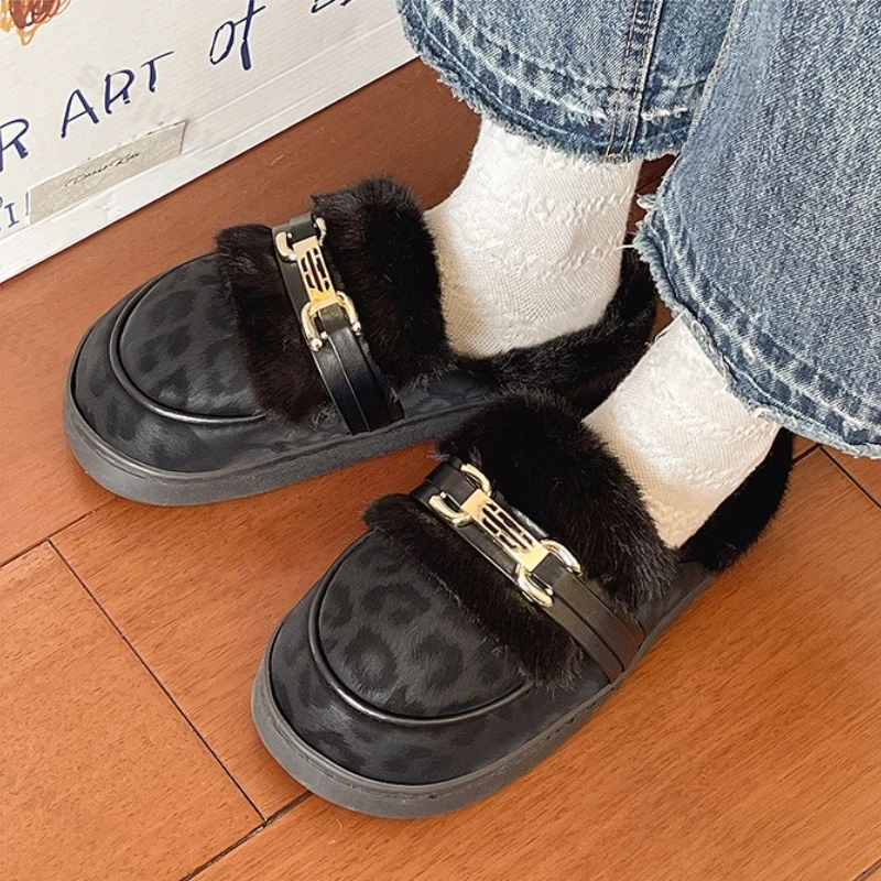 Хлопковые тапочки, женские осенне-зимние новые модные нескользящие домашние тапочки с металлическими украшениями, утепленные плюшевые теплые тапочки на плоской подошве
Хлопковые тапочки, женские осенне-зимние новые модные нескользящие домашние тапочки с металлическими украшениями, утепленные плюшевые теплые тапочки на плоской подошве