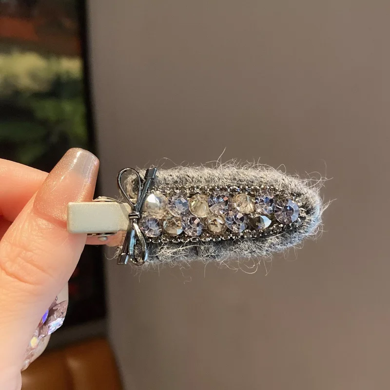 Luxury Heavy Craft Full Diamond Bow Gray Wool Hair Clip Elegant Seamless Clip Textured Hair Clip Bangs Clip Hair Accessory for W
Luxury Heavy Craft Full Diamond Bow Gray Wool Hair Clip Elegant Seamless Clip Textured Hair Clip Bangs Clip Hair Accessory for W