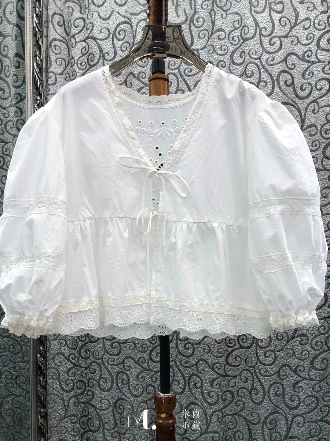 Milan Small Town High Version Euro Style Girl's Shirt Lace Trim Belted V-neck Bubble Sleeve Original Design Women's Shirt
Milan Small Town High Version Euro Style Girl's Shirt Lace Trim Belted V-neck Bubble Sleeve Original Design Women's Shirt