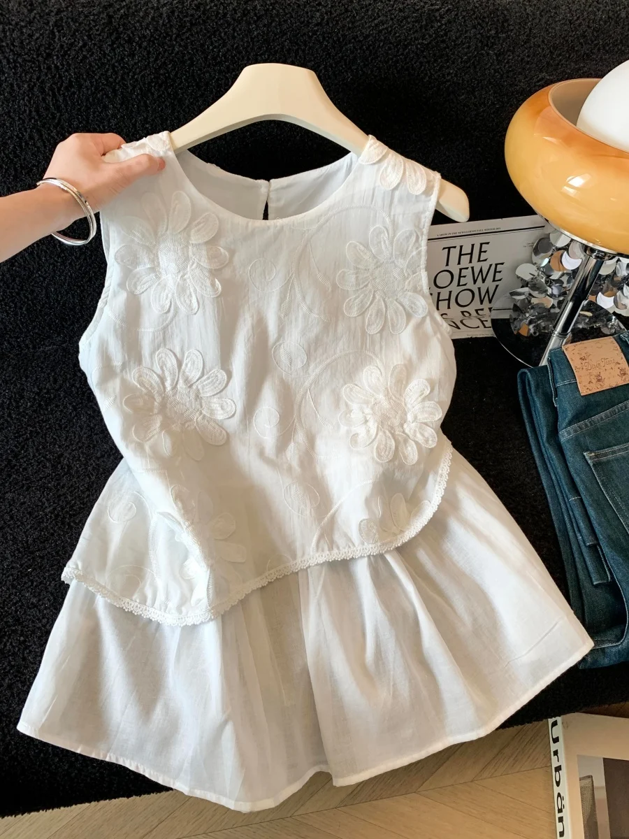 Sweet Embroidered round Neck Sleeveless Vest Shirt Women Summer Design Slimming Fake Two-Piece Small Top Cotton Thin Material
Sweet Embroidered round Neck Sleeveless Vest Shirt Women Summer Design Slimming Fake Two-Piece Small Top Cotton Thin Material