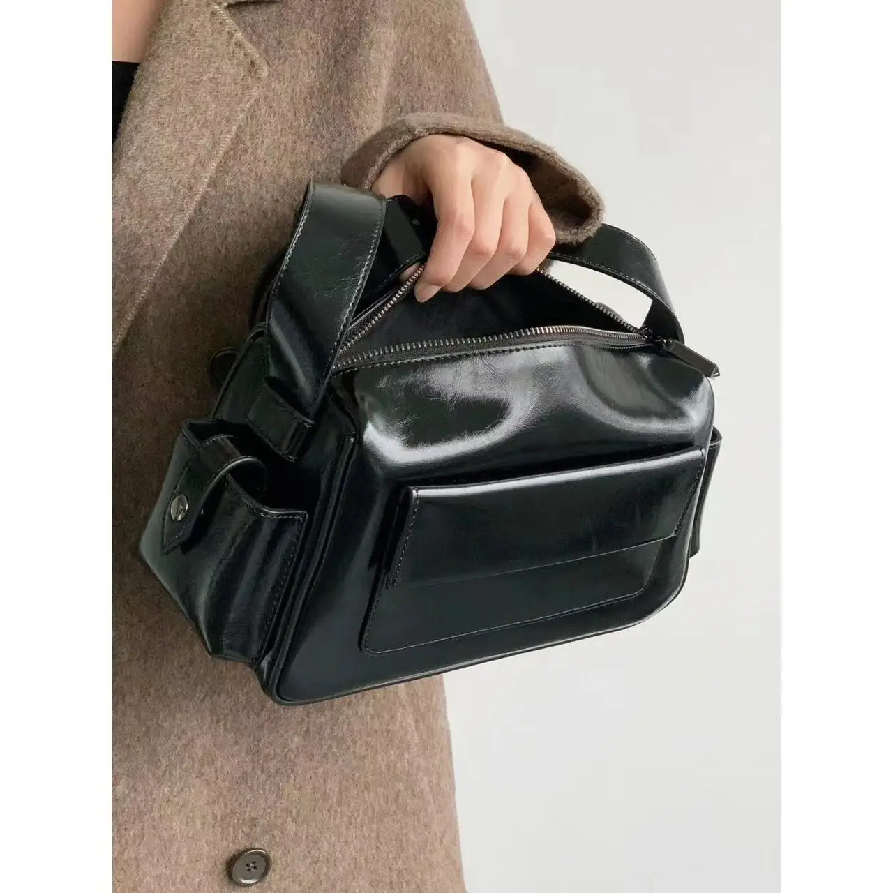 Модные персонализированные мотоциклетные сумки, новинка 2025 года, большая вместительная пригородная сумка через плечо, широкополосная сумка-тоут из искусственной кожи, черная сумка 
Модные персонализированные мотоциклетные сумки, новинка 2025 года, большая вместительная пригородная сумка через плечо, широкополосная сумка-тоут из искусственной кожи, черная сумка