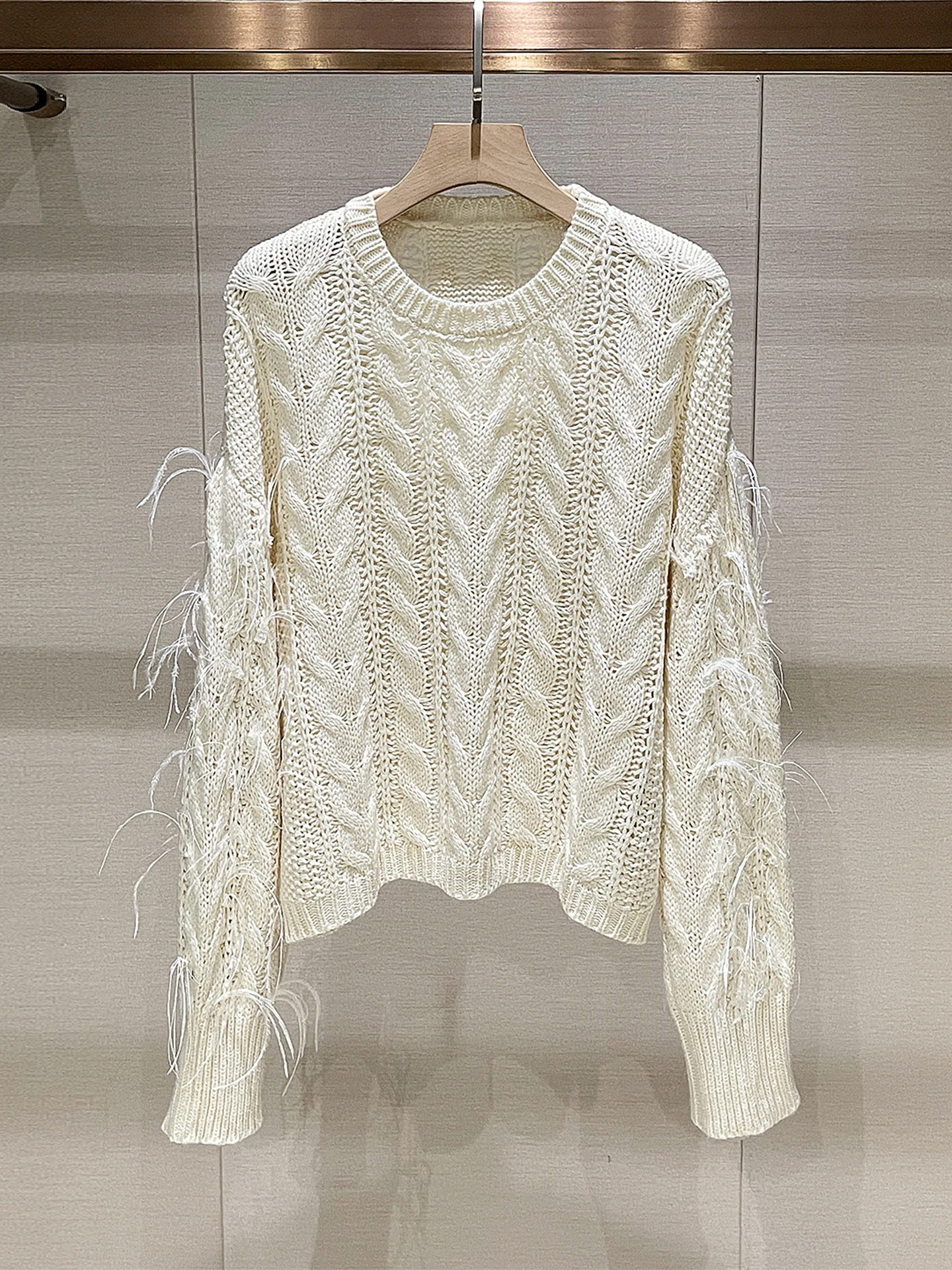 Вязаный свитер Ele с перьями и ажурными вставками, длинный рукав, круглый вырез, легкий, осенне-зимний, новинка, цвет кашемир.
Вязаный свитер Ele с перьями и ажурными вставками, длинный рукав, круглый вырез, легкий, осенне-зимний, новинка, цвет кашемир.