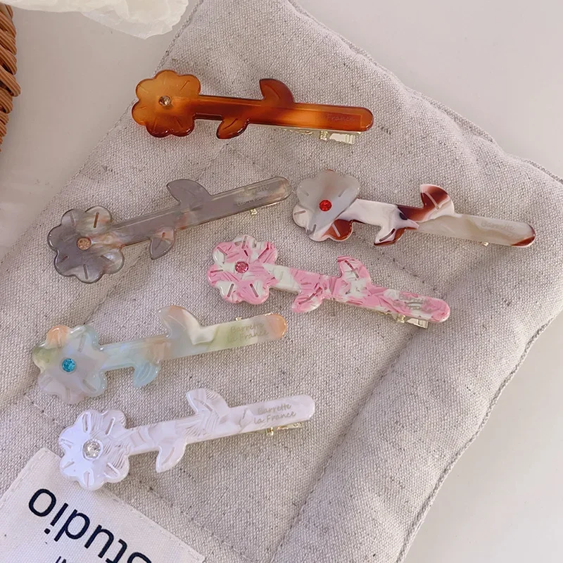 Premium One Floral Acetate Hairpin Textured Gold Label Rhinestone Bangs Broken Hair Clip Duck Beak Clip Bouquet Hair Accessories
Premium One Floral Acetate Hairpin Textured Gold Label Rhinestone Bangs Broken Hair Clip Duck Beak Clip Bouquet Hair Accessories