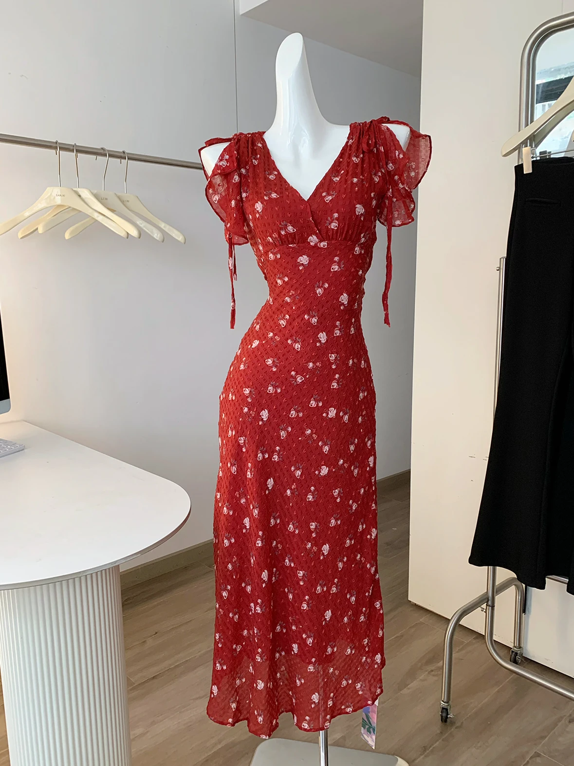 Women's Summer Elegant V Neck Ruffles Sleeve Floral Long Dress Lady Streetwear Holiday Strap Slim Long Dress
Women's Summer Elegant V Neck Ruffles Sleeve Floral Long Dress Lady Streetwear Holiday Strap Slim Long Dress