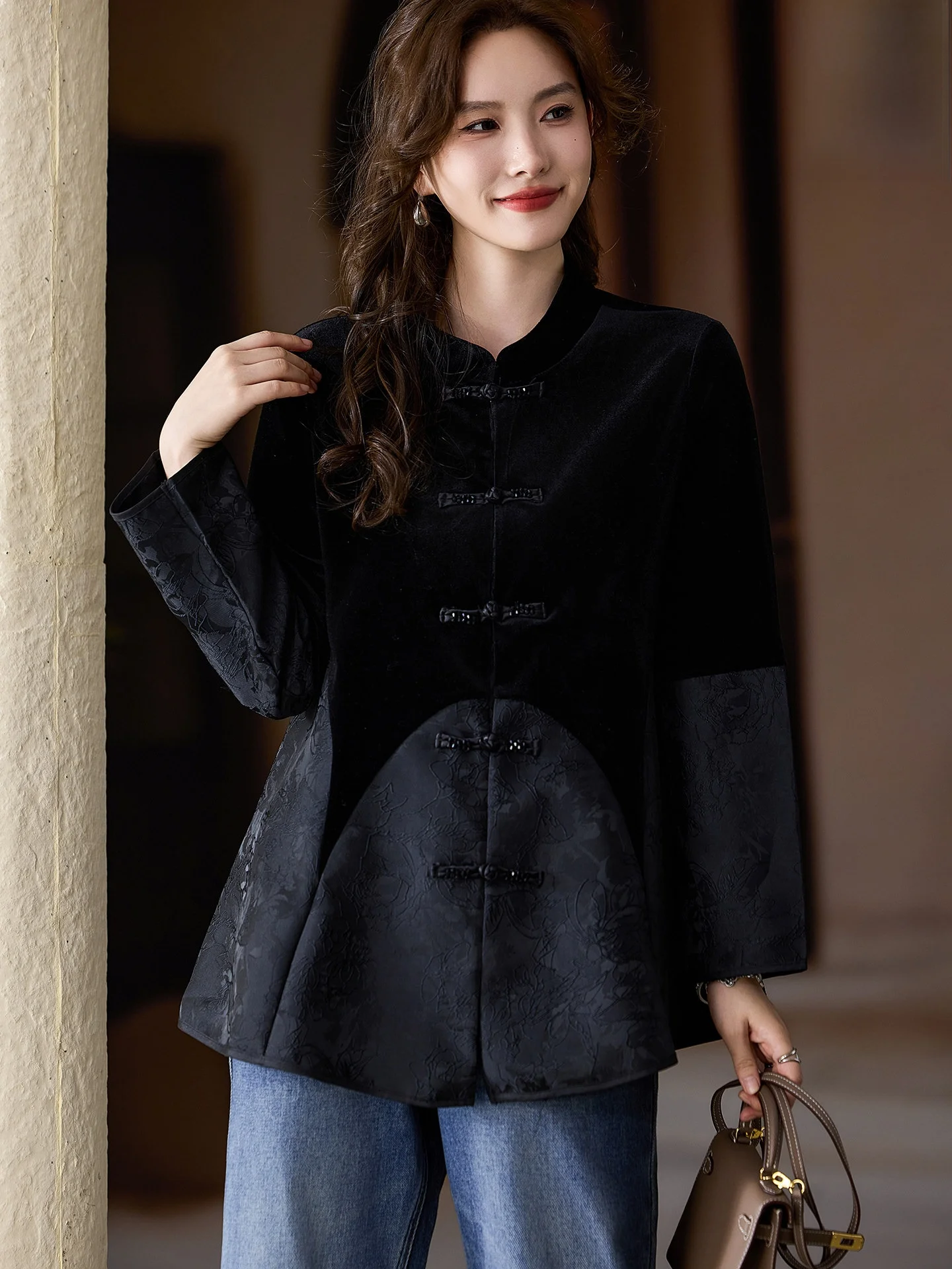 Женская бархатная блузка больших размеров в европейском стиле, осенне-зимняя новинка, уличный стиль, свободный крой, модный топ с длинным рукавом
Женская бархатная блузка больших размеров в европейском стиле, осенне-зимняя новинка, уличный стиль, свободный крой, модный топ с длинным рукавом