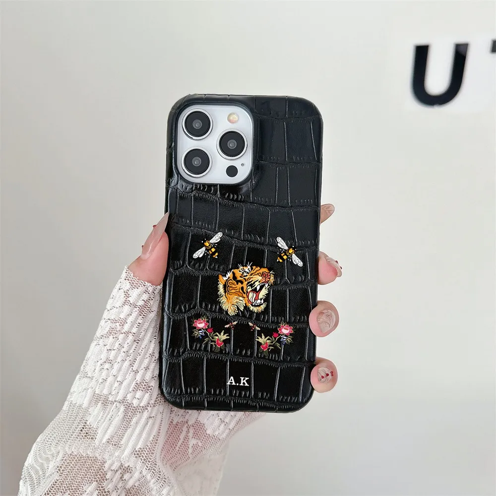 Customized Name Luxury Bee Tiger Pattern Hard Case For Iphone Pu Leather Phone Cover 15 14 13 12 11 Pro Max Originality Funda
Customized Name Luxury Bee Tiger Pattern Hard Case For Iphone Pu Leather Phone Cover 15 14 13 12 11 Pro Max Originality Funda