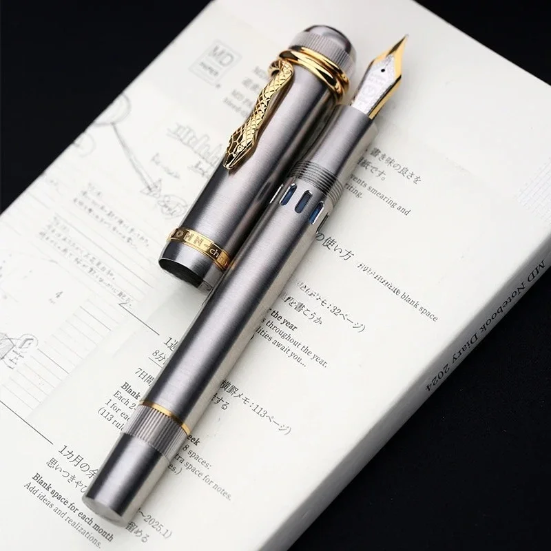 Majohn P137 Snake Year Limited Титановый сплав Поршень Зажим для перьевой ручки No 6 Перо Зажим для змеи Деловые студенческие подарки для письма
Majohn P137 Snake Year Limited Титановый сплав Поршень Зажим для перьевой ручки No 6 Перо Зажим для змеи Деловые студенческие подарки для письма