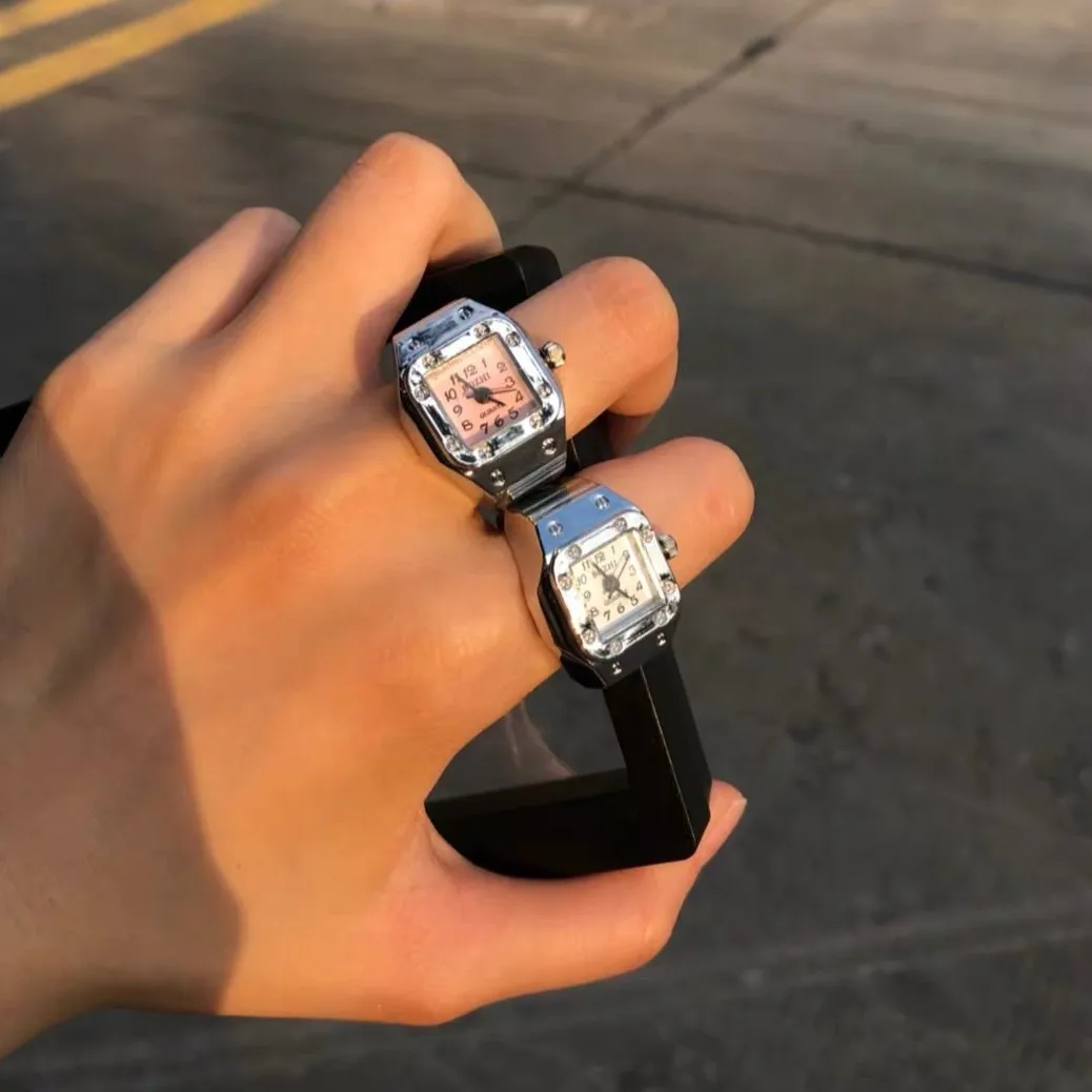 Simple Fashion Punk Watch Ring Versatile Niche Couple Finger Watch Mini Clock Cute Creative Electronic Watch
Simple Fashion Punk Watch Ring Versatile Niche Couple Finger Watch Mini Clock Cute Creative Electronic Watch