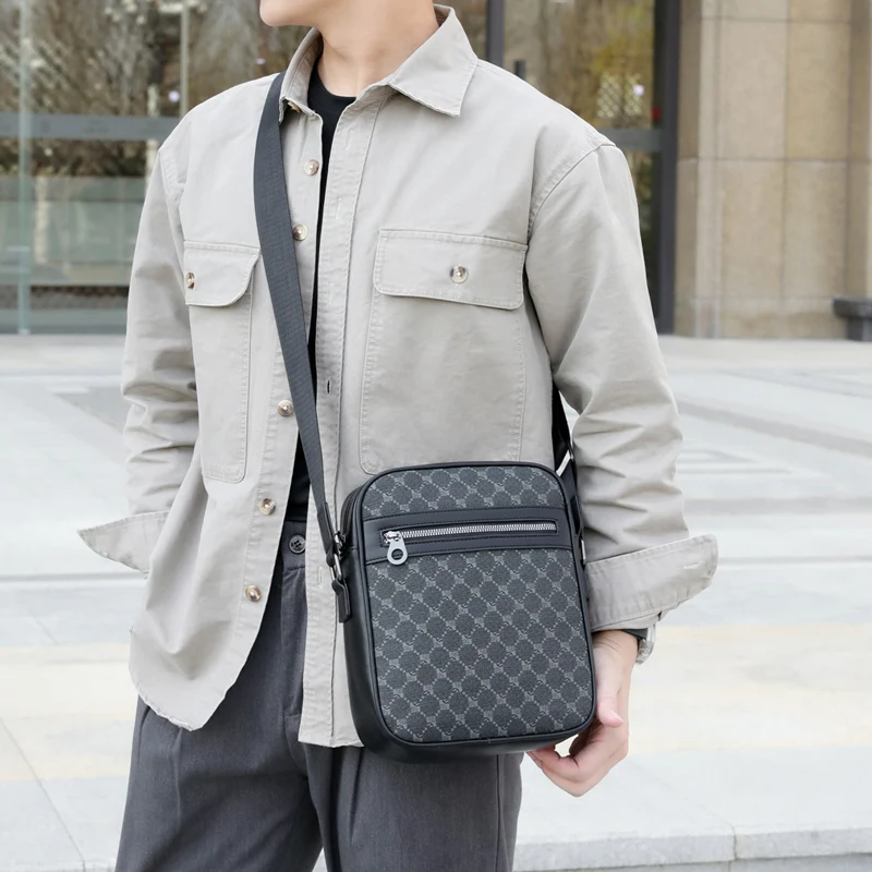 Мужская винтажная сумка-мессенджер с монограммой из искусственной кожи, через плечо, с карманом на молнии, повседневная деловая сумка для работы и путешествий
Мужская винтажная сумка-мессенджер с монограммой из искусственной кожи, через плечо, с карманом на молнии, повседневная деловая сумка для работы и путешествий