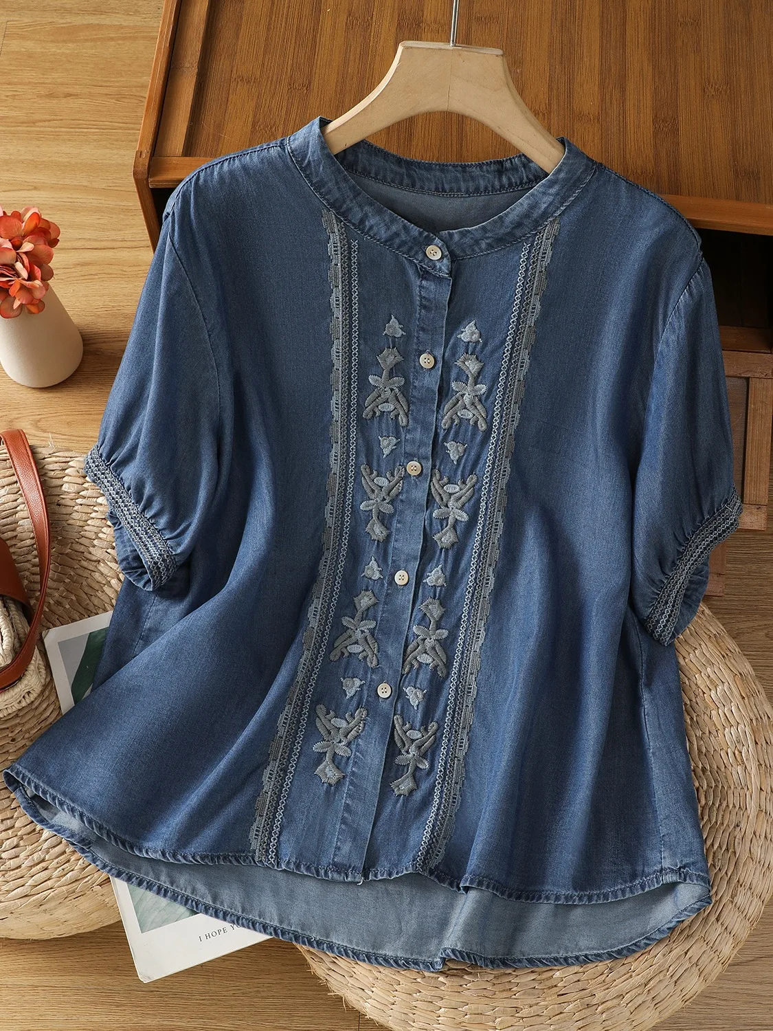 Retro Embroidered Denim Shirt Women Summer Casual Short Sleeve Top Mom Style Artistic Fashion Heavy Work Breathable Comfortable
Retro Embroidered Denim Shirt Women Summer Casual Short Sleeve Top Mom Style Artistic Fashion Heavy Work Breathable Comfortable