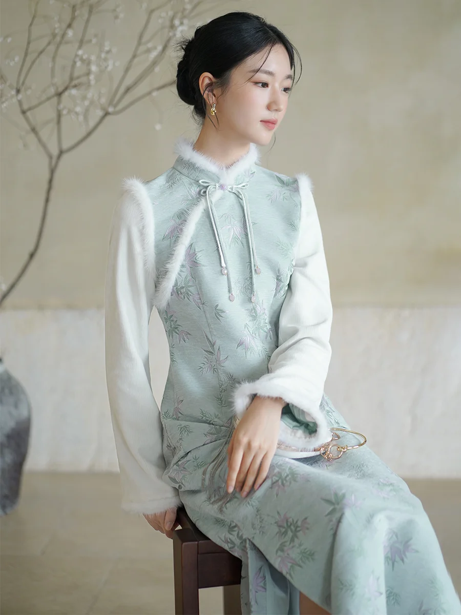 Warm Faux Two-Piece Long Dress for Women in Autumn And Winter with Stand Collar And Side Slit Velvet Material
Warm Faux Two-Piece Long Dress for Women in Autumn And Winter with Stand Collar And Side Slit Velvet Material