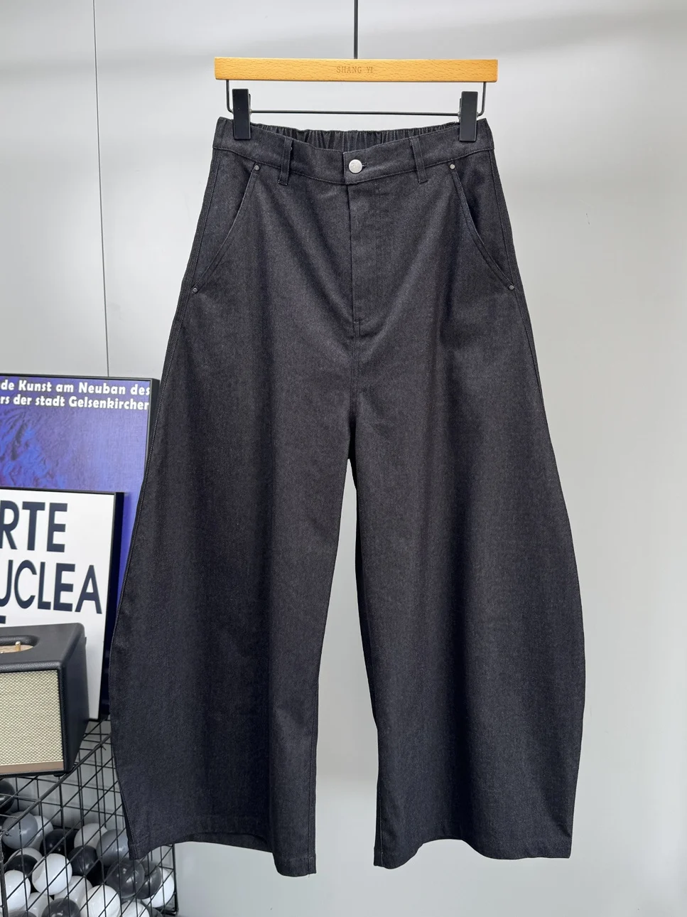 Мужские джинсы в американском ретро-стиле, широкие, с высокой талией, повседневные, для работы, из смесового хлопка и полиэстера
Мужские джинсы в американском ретро-стиле, широкие, с высокой талией, повседневные, для работы, из смесового хлопка и полиэстера