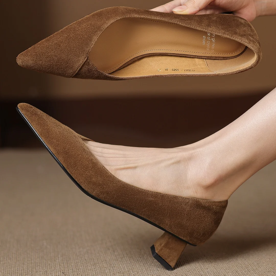 Danxuefei 2026 новые женские туфли-лодочки без шнуровки из натуральной замши с острым носком, элегантные женские повседневные модельные туфли на тонком высоком каблуке 3 см
Danxuefei 2026 новые женские туфли-лодочки без шнуровки из натуральной замши с острым носком, элегантные женские повседневные модельные туфли на тонком высоком каблуке 3 см