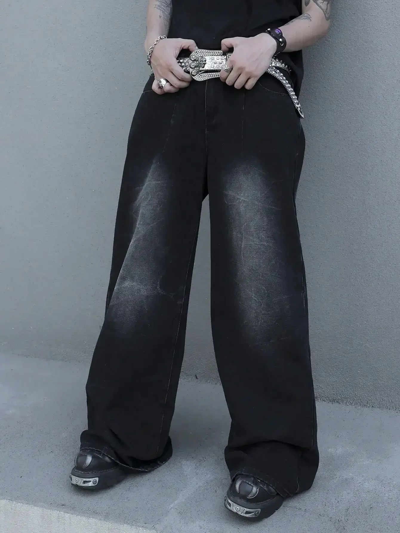 Manfinity LEGND Pantaloni di jeans larghi e casual da uomo con tasche, jeans larghi semplici, pantaloni cargo larghi e logori
Manfinity LEGND Pantaloni di jeans larghi e casual da uomo con tasche, jeans larghi semplici, pantaloni cargo larghi e logori