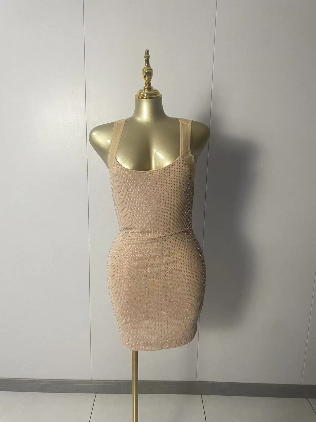 Новое женское облегающее платье абрикосового цвета без рукавов с v-образным вырезом и открытой спиной, 2026, элегантное вечернее клубное роскошное платье для дня рождения
Новое женское облегающее платье абрикосового цвета без рукавов с v-образным вырезом и открытой спиной, 2026, элегантное вечернее клубное роскошное платье для дня рождения