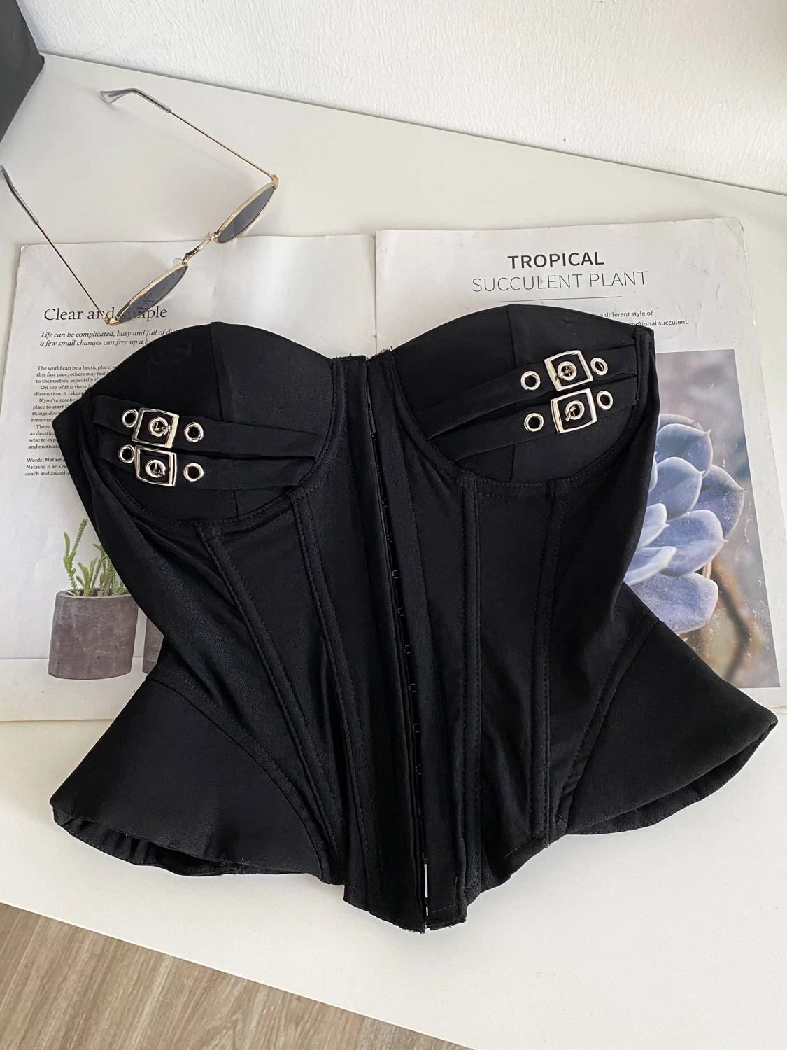 Женский черный готический укороченный топ Emo Y2k Gyaru, винтажный корсет с открытыми плечами, топы на бретелях эмо 2000-х годов, модная одежда, летняя одежда
Женский черный готический укороченный топ Emo Y2k Gyaru, винтажный корсет с открытыми плечами, топы на бретелях эмо 2000-х годов, модная одежда, летняя одежда