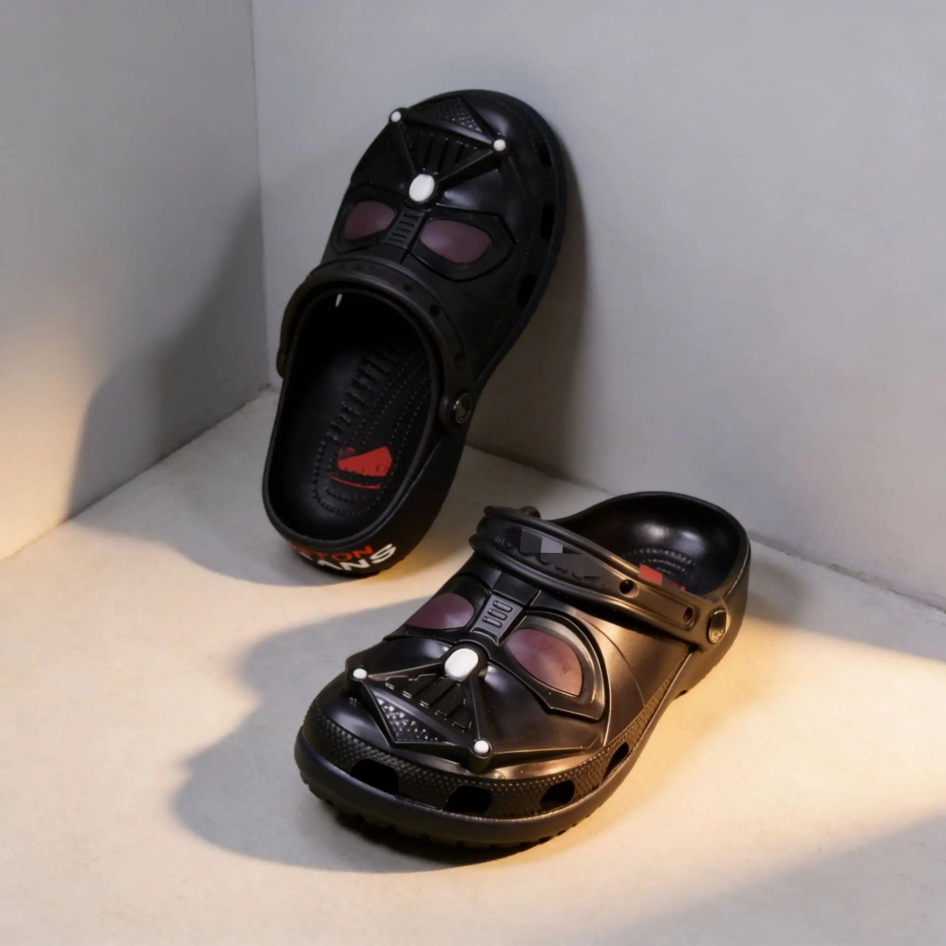 In Summer, The New Darth Vader Beach Hole Shoes Men Wear One Foot Slippers and Two Baotou Shoes.
In Summer, The New Darth Vader Beach Hole Shoes Men Wear One Foot Slippers and Two Baotou Shoes.