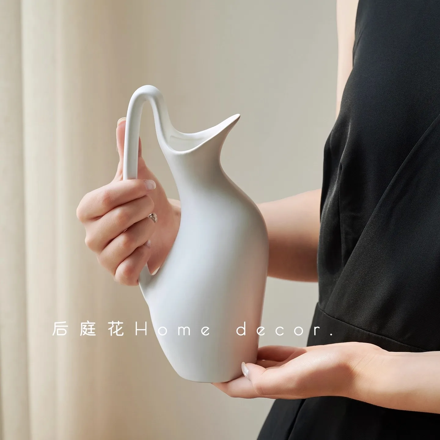 Modern minimalist ceramic vase decoration model room living room creative single ear flower arrangement decoration creative flow
Modern minimalist ceramic vase decoration model room living room creative single ear flower arrangement decoration creative flow