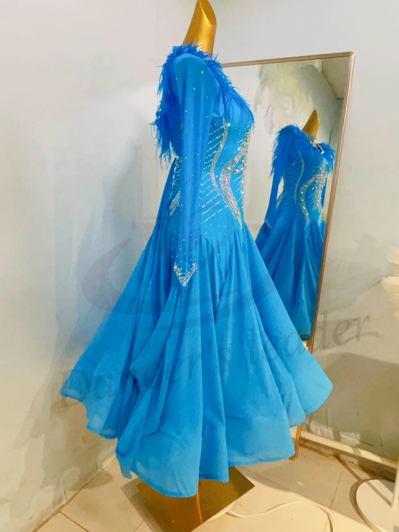 Костюм для латинских танцев, женская одежда со стразами, высококачественный плюшевый воротник по индивидуальному заказу, современная большая юбка, платье для выступлений вальса
Костюм для латинских танцев, женская одежда со стразами, высококачественный плюшевый воротник по индивидуальному заказу, современная большая юбка, платье для выступлений вальса