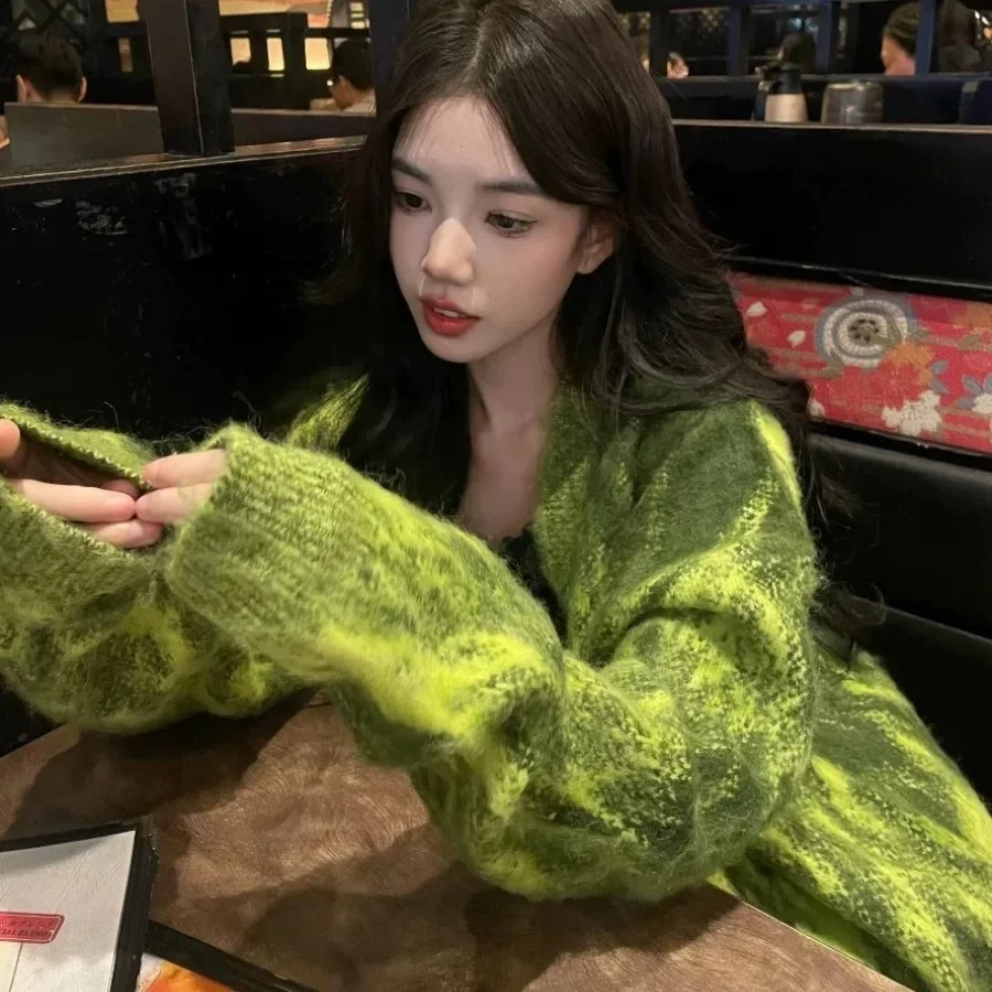 Fashionable Tie-dye Green Knitted Sweater for Women 2024 Autumn /winter New Niche Design Loose V-neck Niche Sweater Jacket
Fashionable Tie-dye Green Knitted Sweater for Women 2024 Autumn /winter New Niche Design Loose V-neck Niche Sweater Jacket