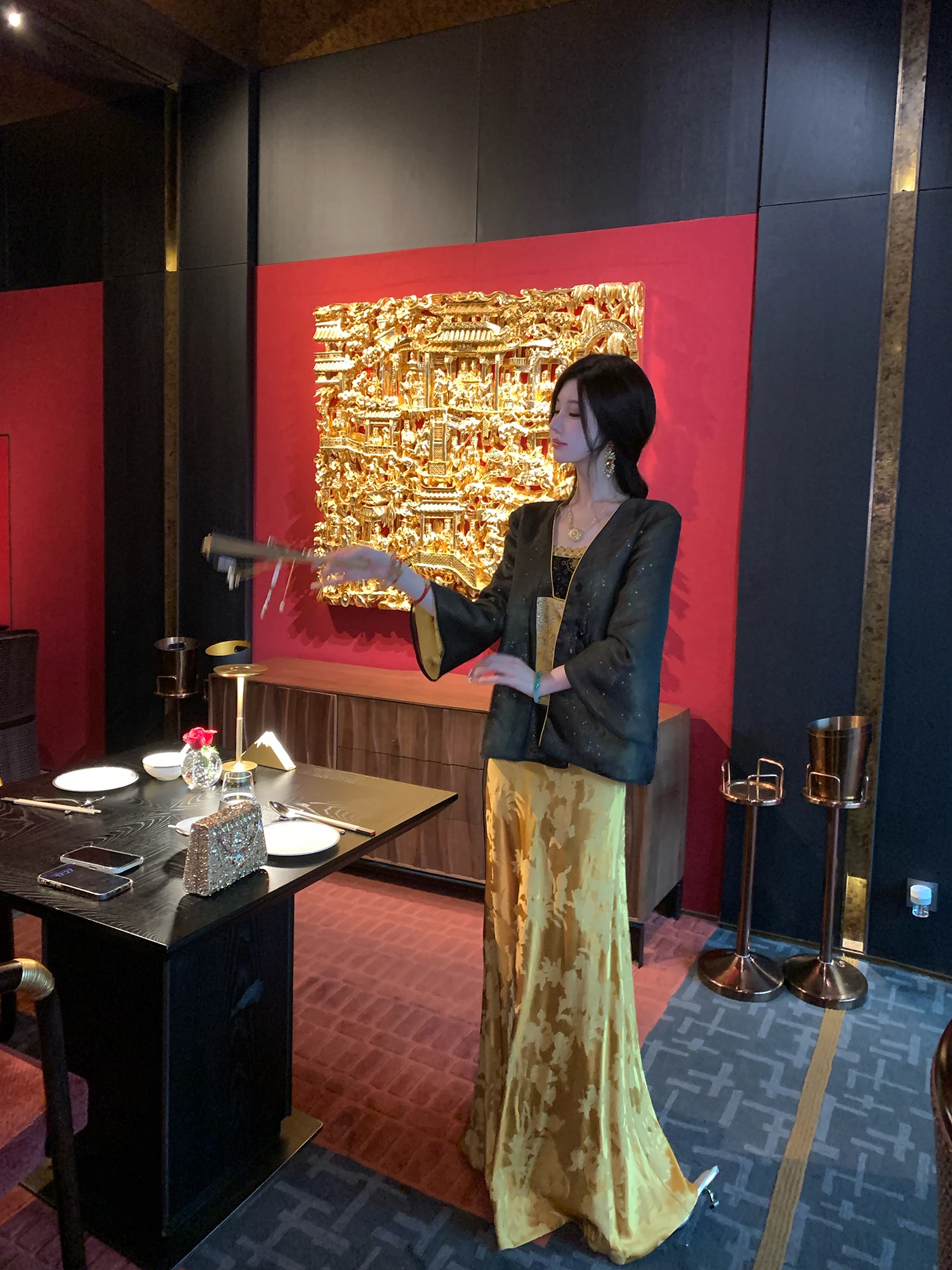 Женская свободная куртка с длинными рукавами, цветочной вышивкой в национальном стиле, осенняя модная верхняя одежда с V-образным вырезом и застежкой на одну пуговицу
Женская свободная куртка с длинными рукавами, цветочной вышивкой в национальном стиле, осенняя модная верхняя одежда с V-образным вырезом и застежкой на одну пуговицу