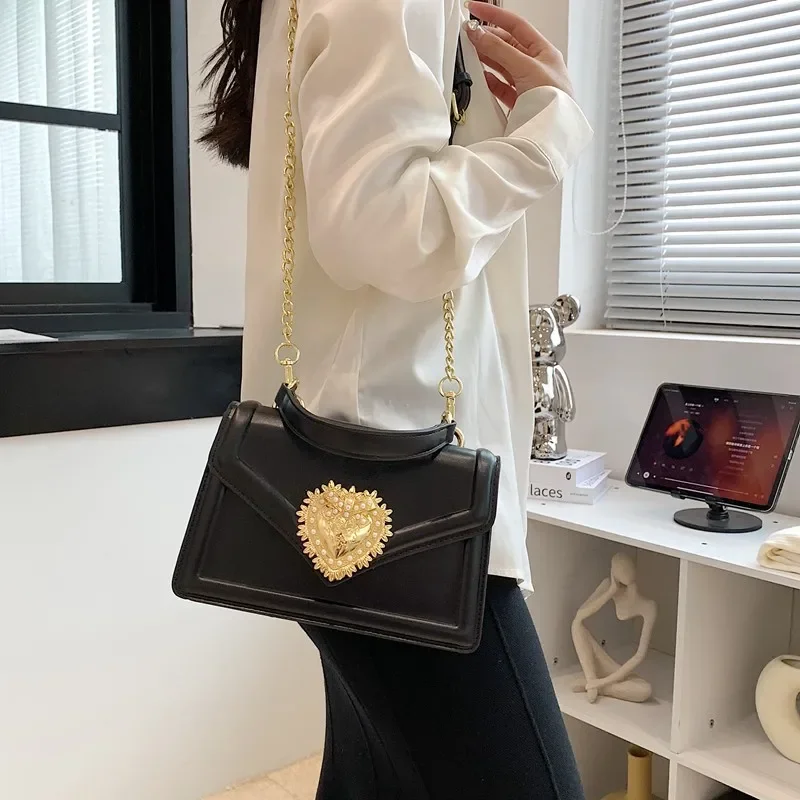 Chic Vintage Fashionable Bag Minimalist Design With Classic Leather And Large Capacity For Women Casual Trendy Use
Chic Vintage Fashionable Bag Minimalist Design With Classic Leather And Large Capacity For Women Casual Trendy Use