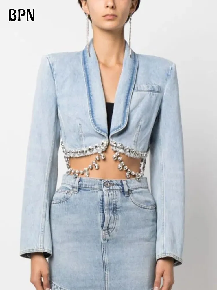 BPN elegant Spliced Diamonds Denim Coat For Women Lapel Long Sleeve Solid irregular Jacket Female Spring Clothing Fashion New
BPN elegant Spliced Diamonds Denim Coat For Women Lapel Long Sleeve Solid irregular Jacket Female Spring Clothing Fashion New