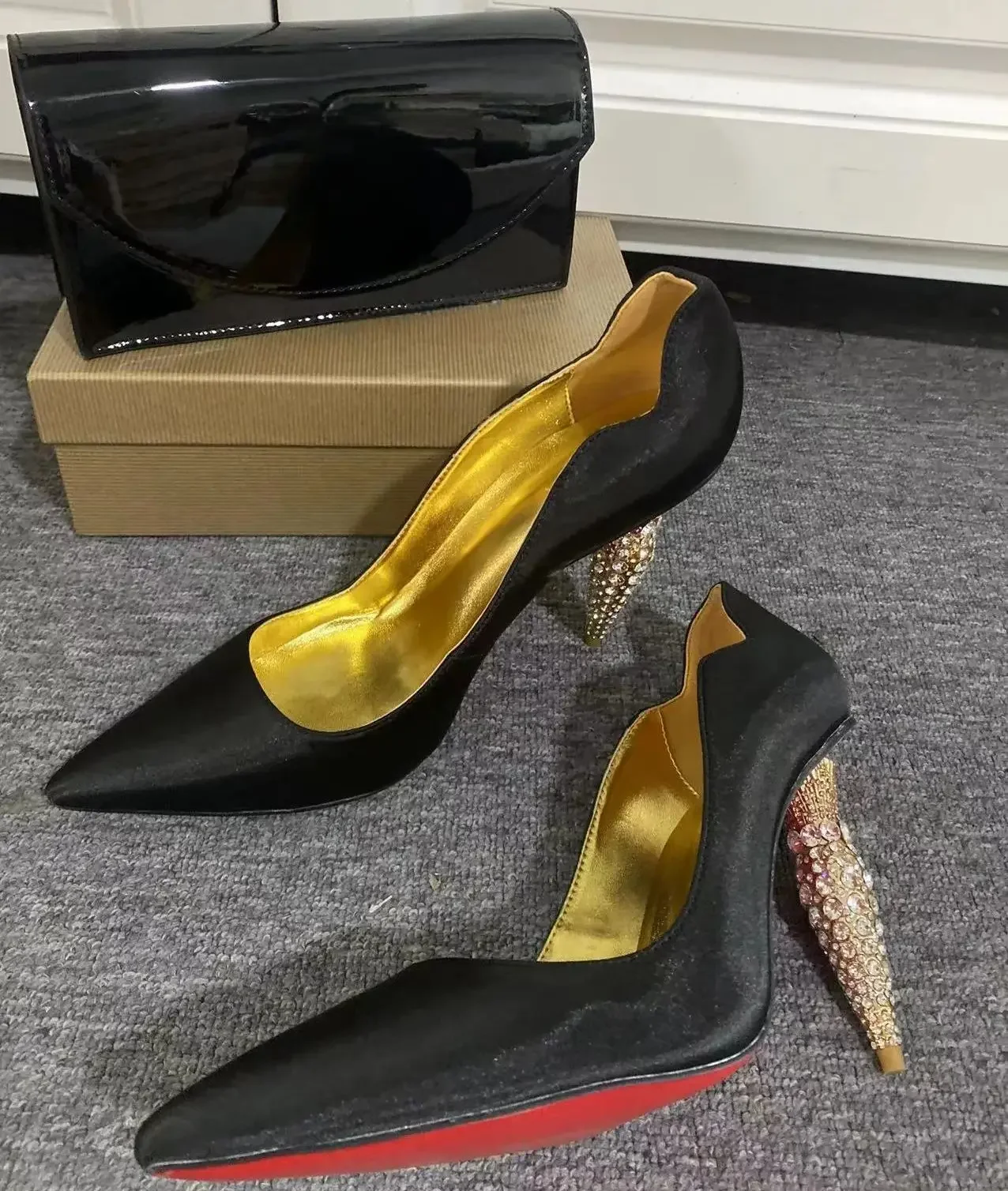 Rhinestones High Spike Heels Black Cloth Women Pumps Shoes Bag Set Custom Red Sole Gold Lining Shoes Female Mature Lady Elegant
Rhinestones High Spike Heels Black Cloth Women Pumps Shoes Bag Set Custom Red Sole Gold Lining Shoes Female Mature Lady Elegant