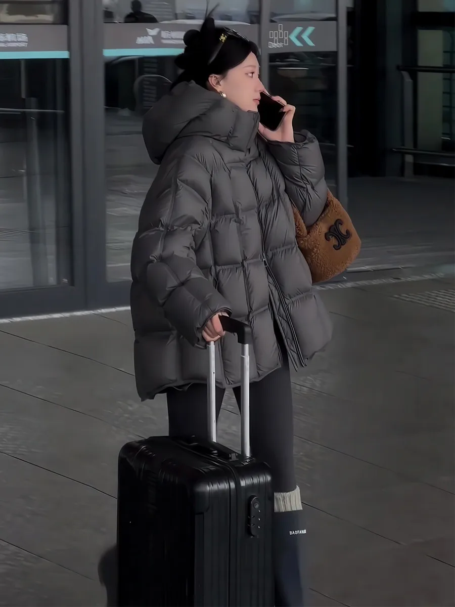 Deep ey Women's Puffer Jaet 2025 Winter New Sle Korean Version Loose Fit White Du down Coat with Hat Bubble Feel
Deep ey Women's Puffer Jaet 2025 Winter New Sle Korean Version Loose Fit White Du down Coat with Hat Bubble Feel