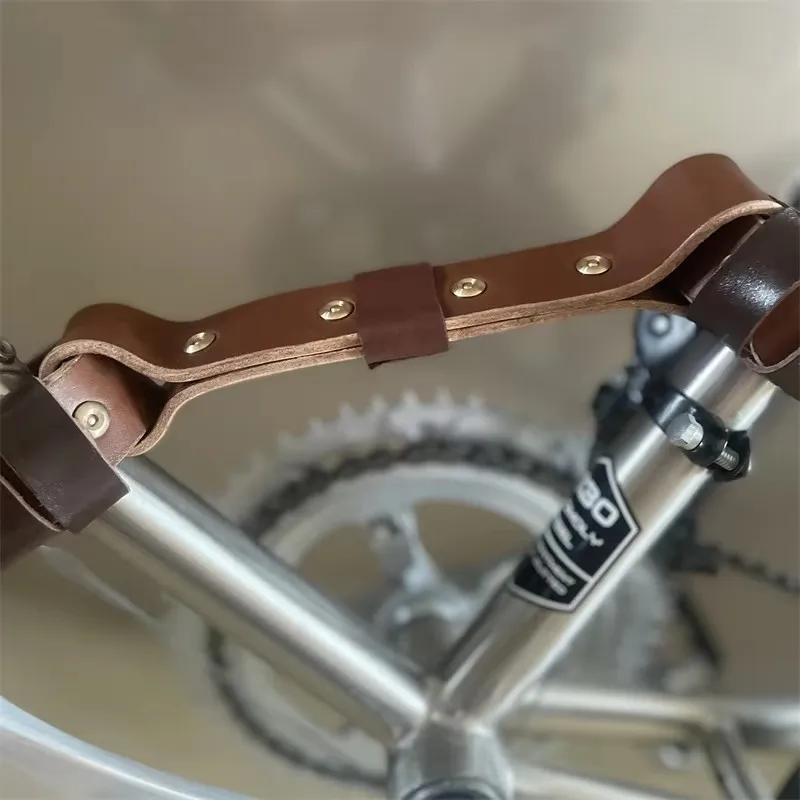 Регулируемая подвижная ручка для велосипеда, толстая воловья кожаная ручка с медными заклепками, велосипедная рама, ручка-штатив для Brompton
Регулируемая подвижная ручка для велосипеда, толстая воловья кожаная ручка с медными заклепками, велосипедная рама, ручка-штатив для Brompton