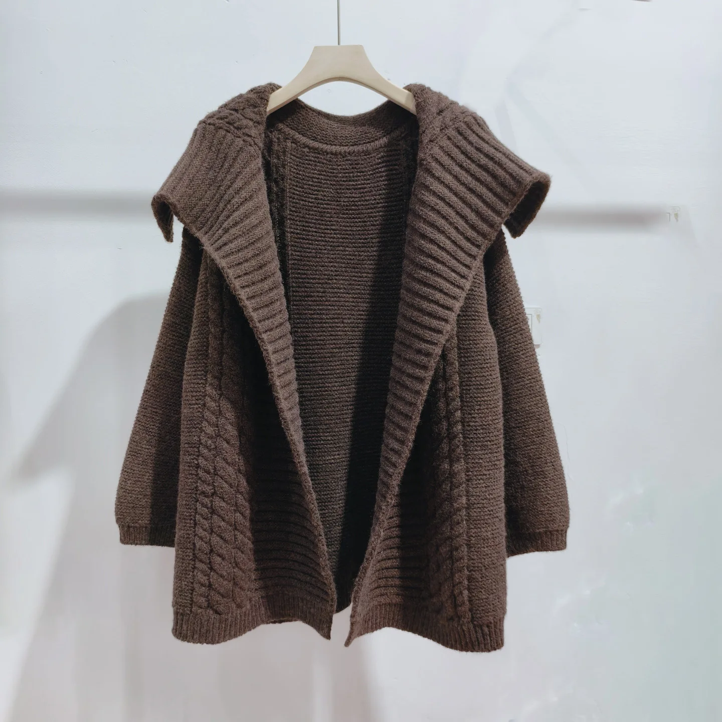 SuperAen, новый осенне-зимний свободный вязаный кардиган большого размера в корейском стиле для женщин, однотонный свитер с отложным воротником
SuperAen, новый осенне-зимний свободный вязаный кардиган большого размера в корейском стиле для женщин, однотонный свитер с отложным воротником