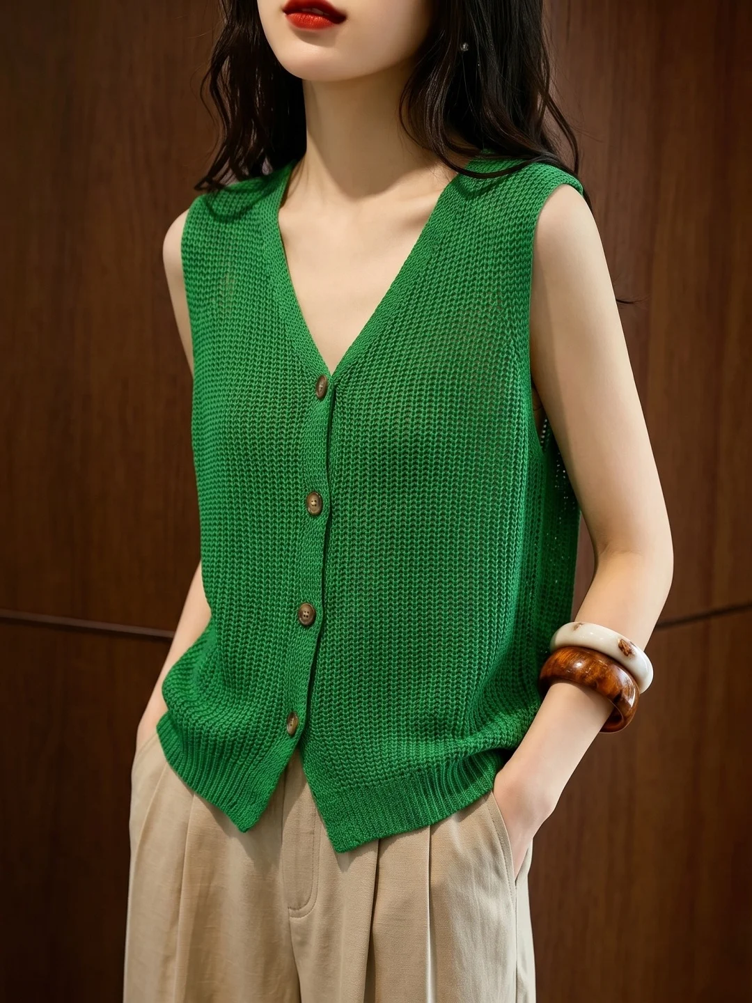 Elegant V-Neck Ice Silk Knitted Vest Single Button Design Sleeveless Women's Fashionable Summer Top Straight Cut Korean Style
Elegant V-Neck Ice Silk Knitted Vest Single Button Design Sleeveless Women's Fashionable Summer Top Straight Cut Korean Style