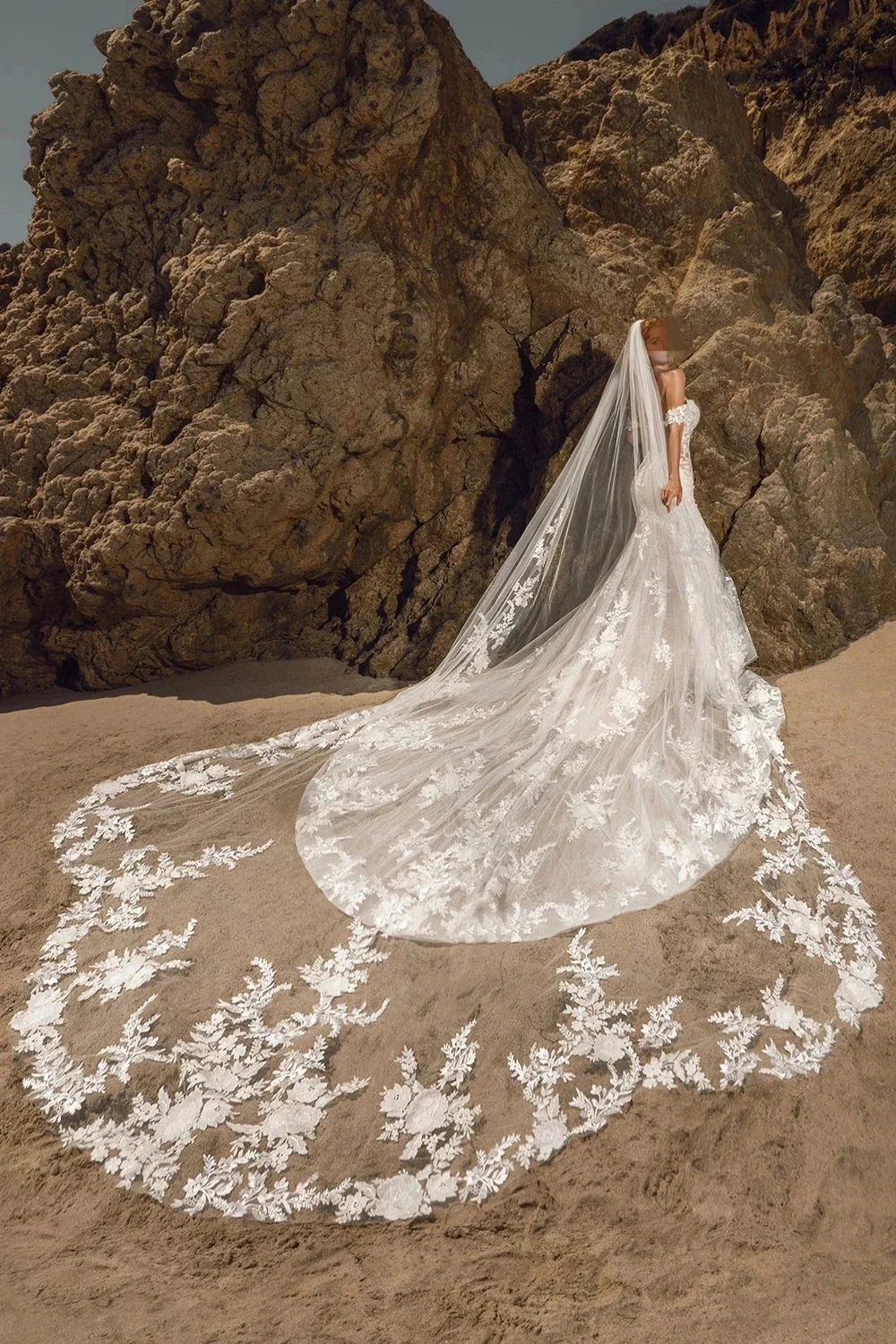 Wedding Veil With Comb 1 Tier Soft Tulle Scalloped Lace Pearls 3D Floral Petals Bridal Veils White Ivory Embroidery Custom Veil
Wedding Veil With Comb 1 Tier Soft Tulle Scalloped Lace Pearls 3D Floral Petals Bridal Veils White Ivory Embroidery Custom Veil