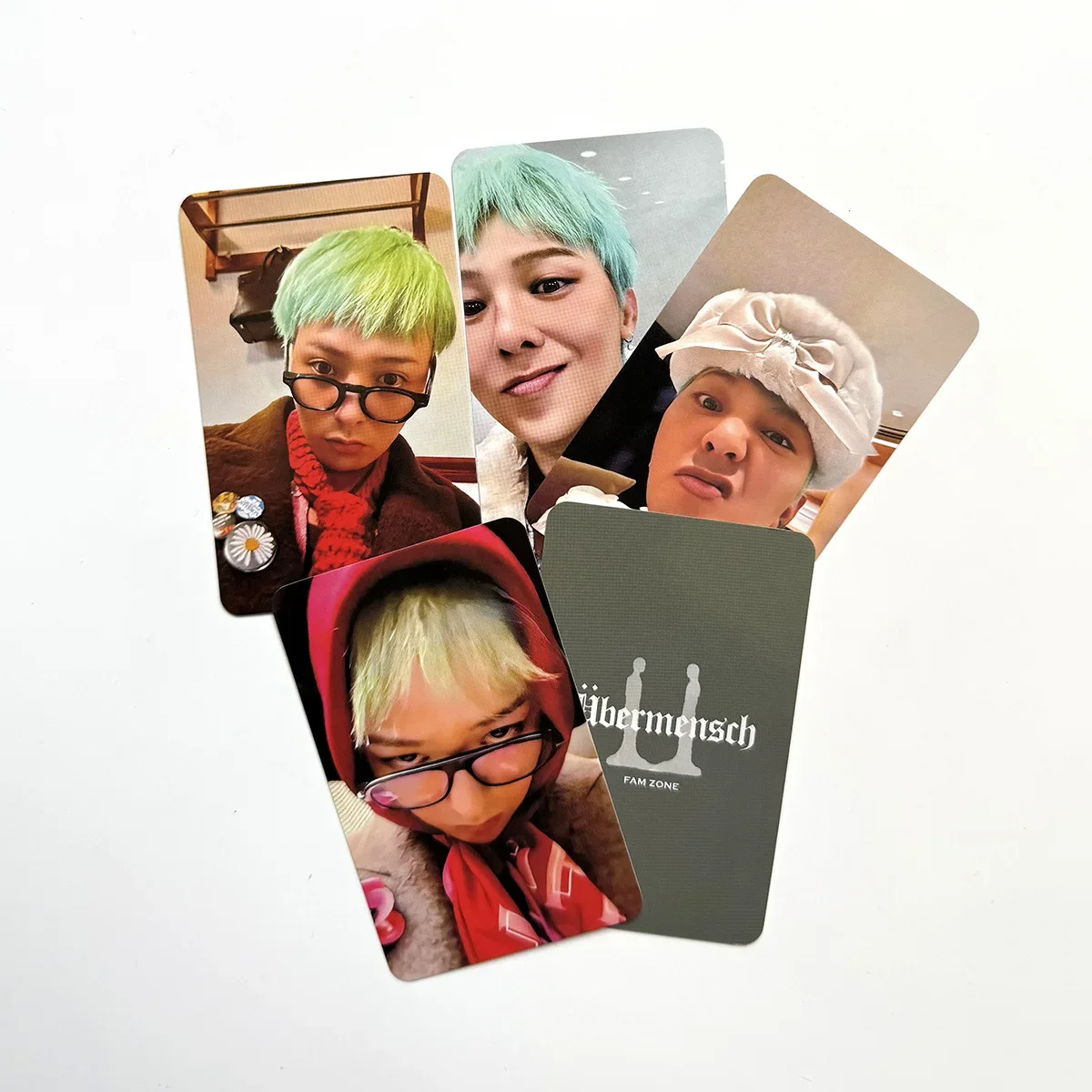 4 шт./компл. Kpop G-DRAGON 3-й альбом 600mensch фотокарточки корейский концерт FAM ZONE выставочная карточка GD коллекция фанатов подарки
4 шт./компл. Kpop G-DRAGON 3-й альбом 600mensch фотокарточки корейский концерт FAM ZONE выставочная карточка GD коллекция фанатов подарки