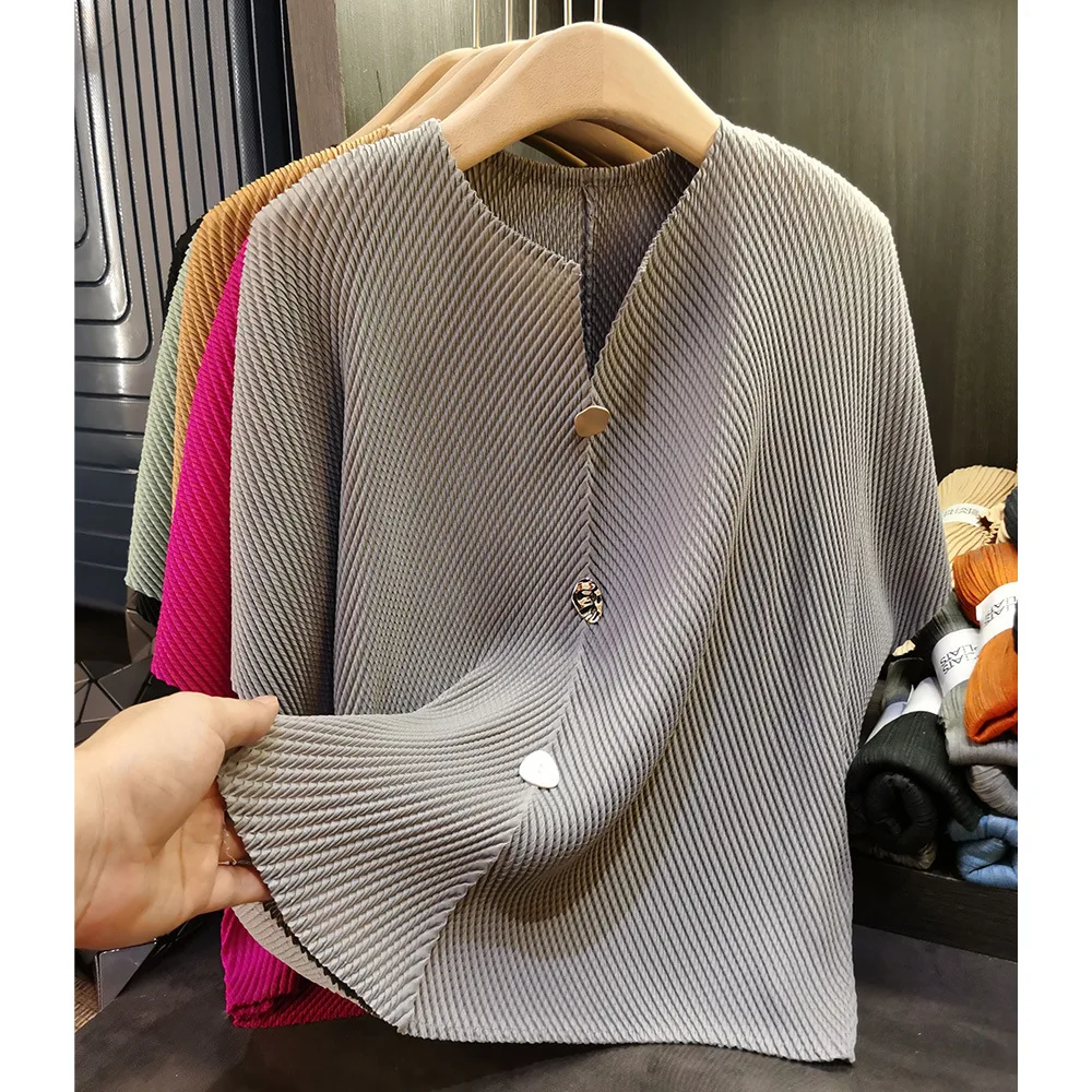 Miyake Button Decorative Dragon Scale Pleated Blouse Wild Loose Thin Short-sleeved T-shirt Female Summer New Large Size Clothes
Miyake Button Decorative Dragon Scale Pleated Blouse Wild Loose Thin Short-sleeved T-shirt Female Summer New Large Size Clothes