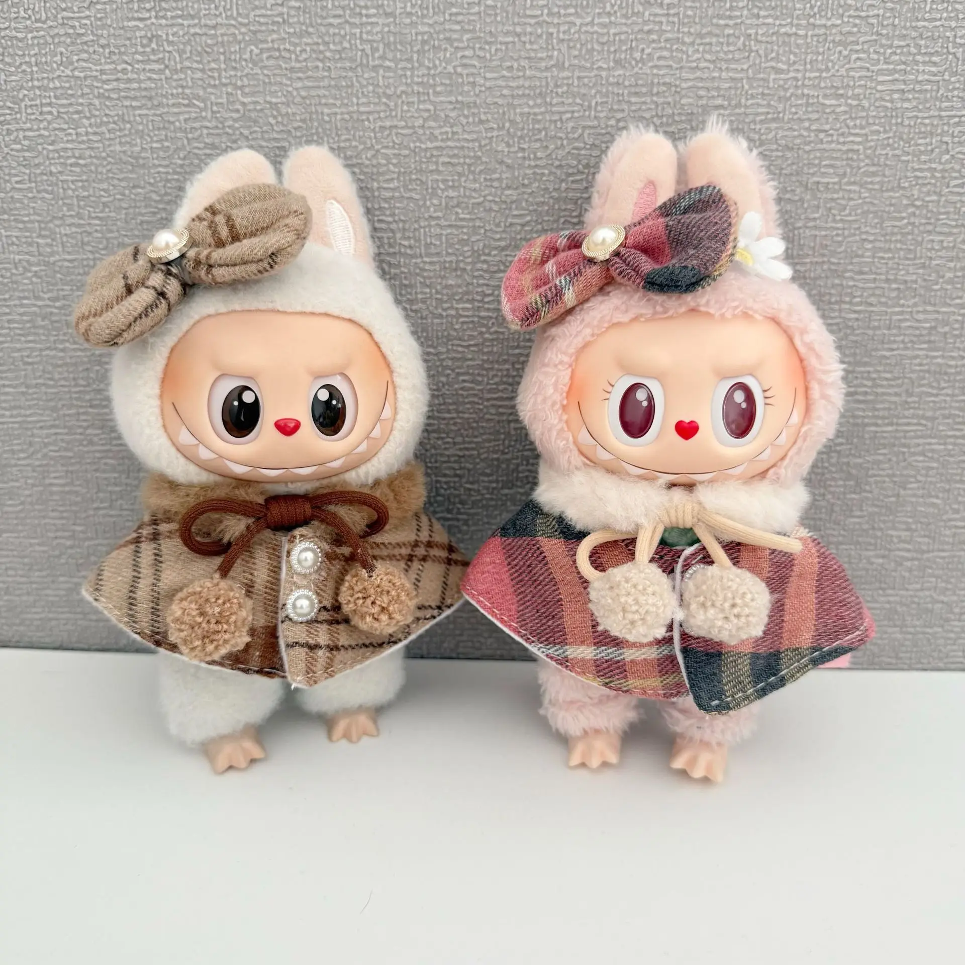 15cm17cm Labubu 1st - 3rd Gen Vintage Plaid Set Plaid Cloaks Bows Pearls Pom Poms For British Style Festive Party 
15cm17cm Labubu 1st - 3rd Gen Vintage Plaid Set Plaid Cloaks Bows Pearls Pom Poms For British Style Festive Party