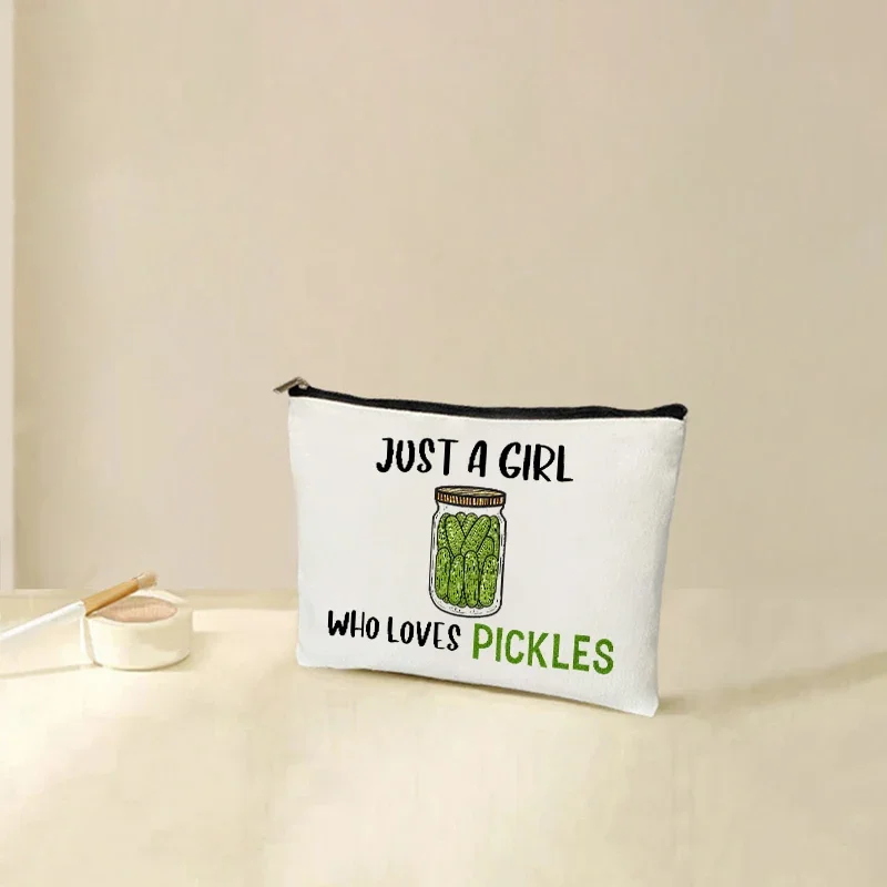 Just A Girl Who Loves Pickles Сумки для макияжа на молнии Сумка Kawaii Графическая сумка для хранения Дорожные туалетные наборы Губная помада Mujer Bolsas
Just A Girl Who Loves Pickles Сумки для макияжа на молнии Сумка Kawaii Графическая сумка для хранения Дорожные туалетные наборы Губная помада Mujer Bolsas