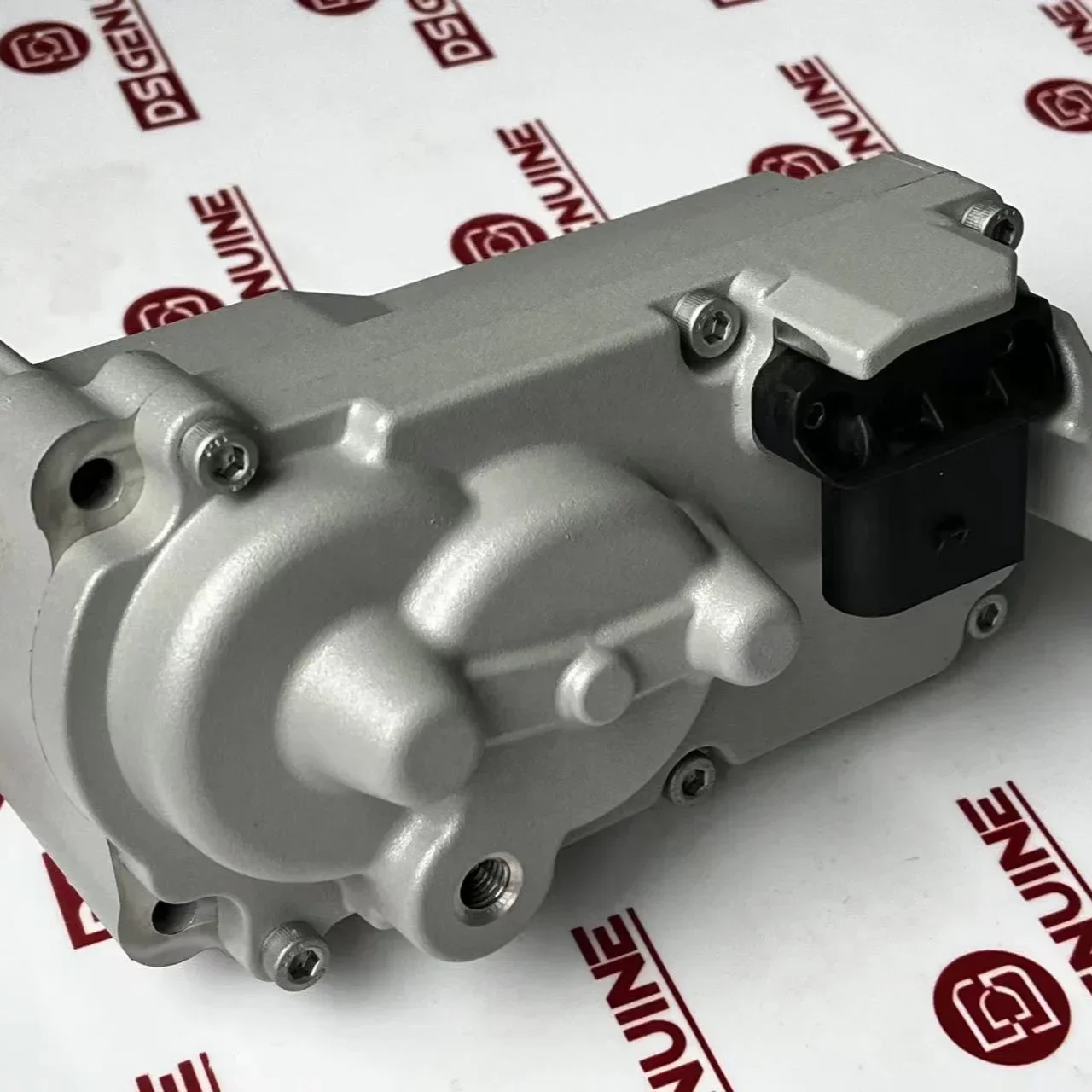 HE300VG QSB6.7 engine turbocharger actuator 5603456 5603776
HE300VG QSB6.7 engine turbocharger actuator 5603456 5603776