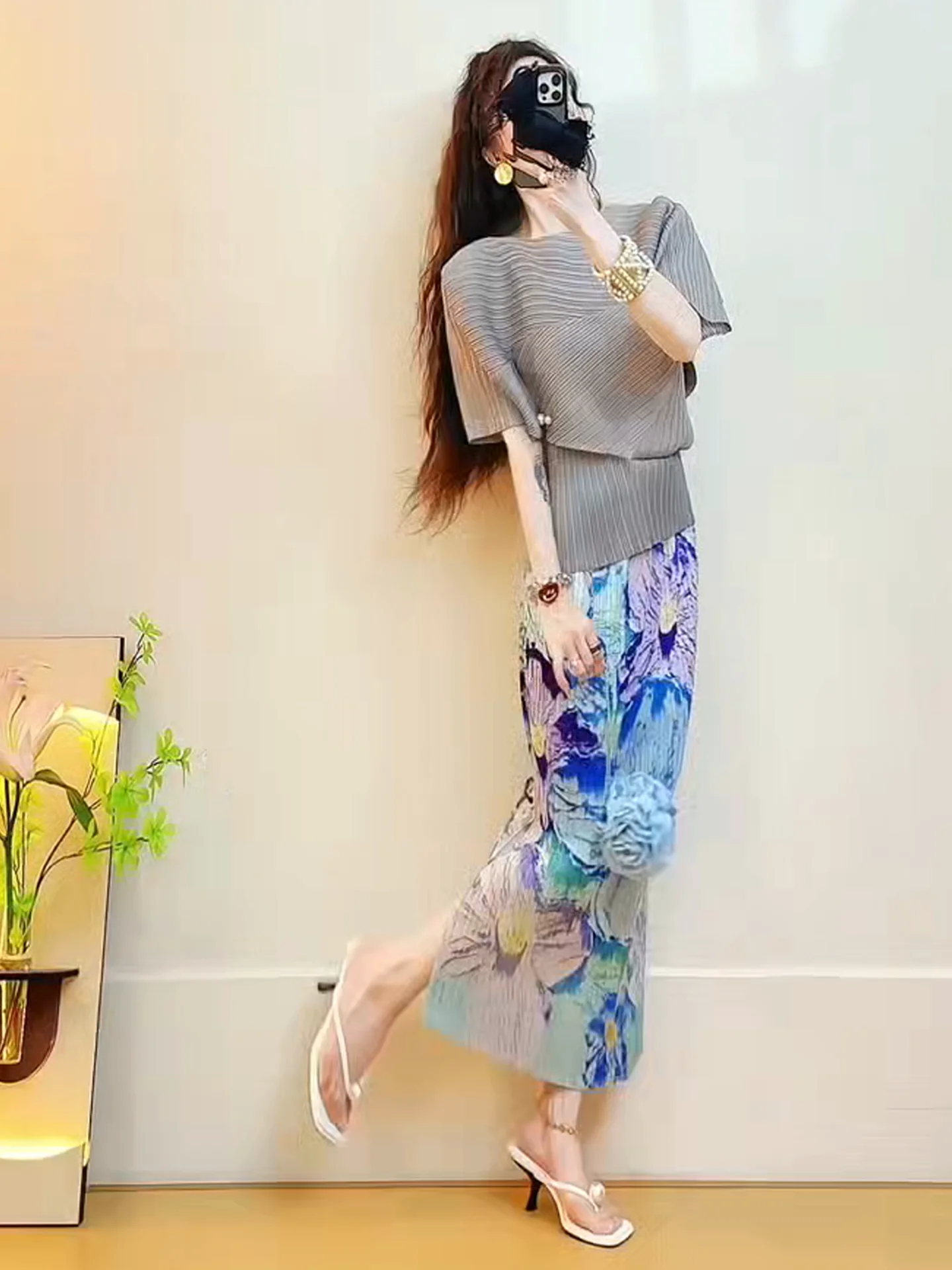 Spring Summer Floral Print Two-Piece Set Women's Elegant Slimming Pleated Top Floral Half Skirt Fashionable Youth Autumn Wear
Spring Summer Floral Print Two-Piece Set Women's Elegant Slimming Pleated Top Floral Half Skirt Fashionable Youth Autumn Wear