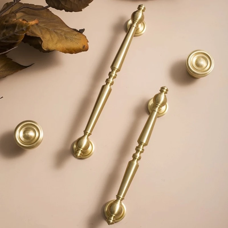 Твердая латунная Т-образная ручка, дверная ручка кухонного шкафа, ручка для спальни, европейский стиль/вертикальные линии, золотые ручки для ящиков
Твердая латунная Т-образная ручка, дверная ручка кухонного шкафа, ручка для спальни, европейский стиль/вертикальные линии, золотые ручки для ящиков